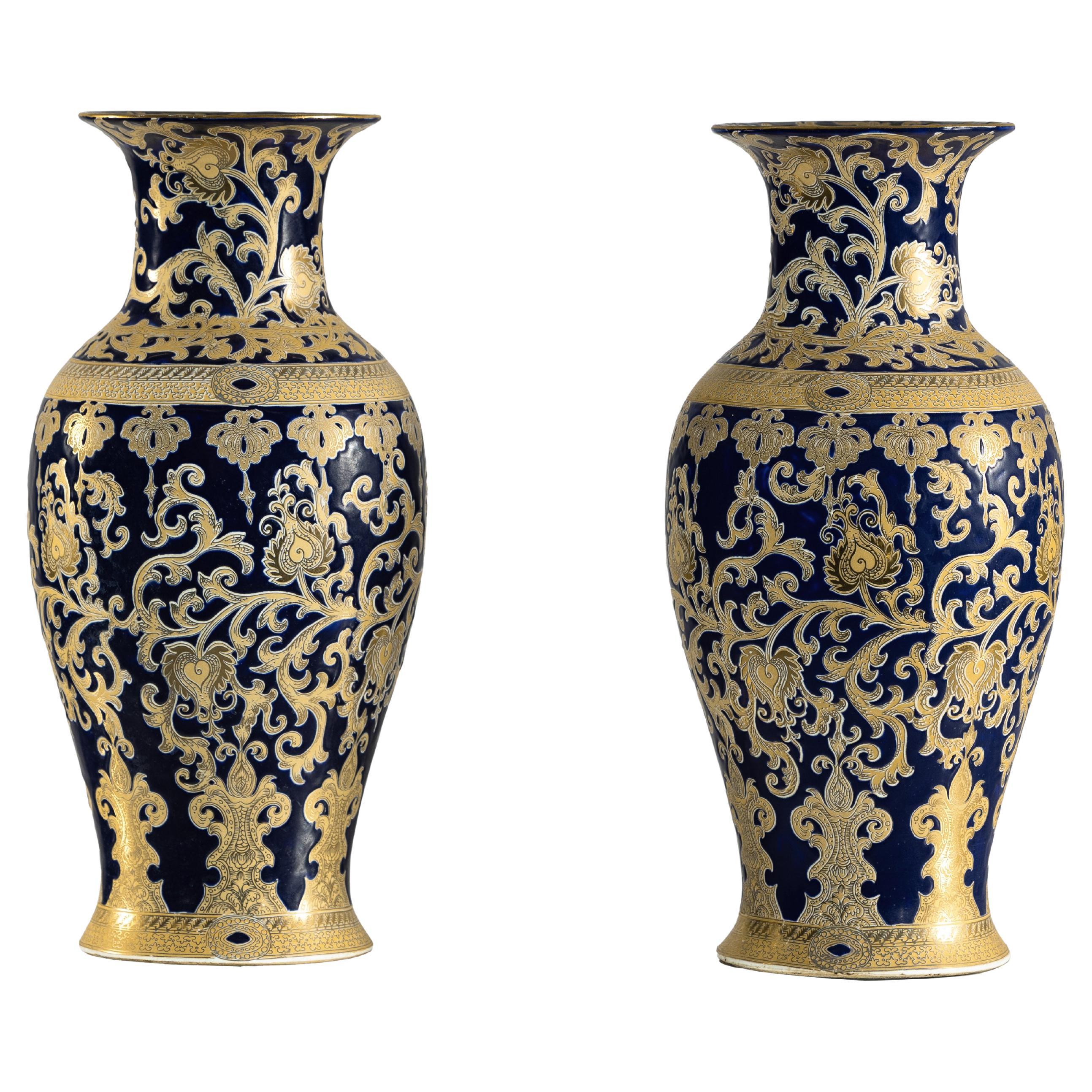 Pareja de jarrones de porcelana azul cobalto y dorada inspirados en Sèvres, follaje en volutas