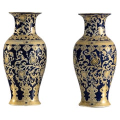 Pareja de jarrones de porcelana azul cobalto y dorada inspirados en Sèvres, follaje en volutas