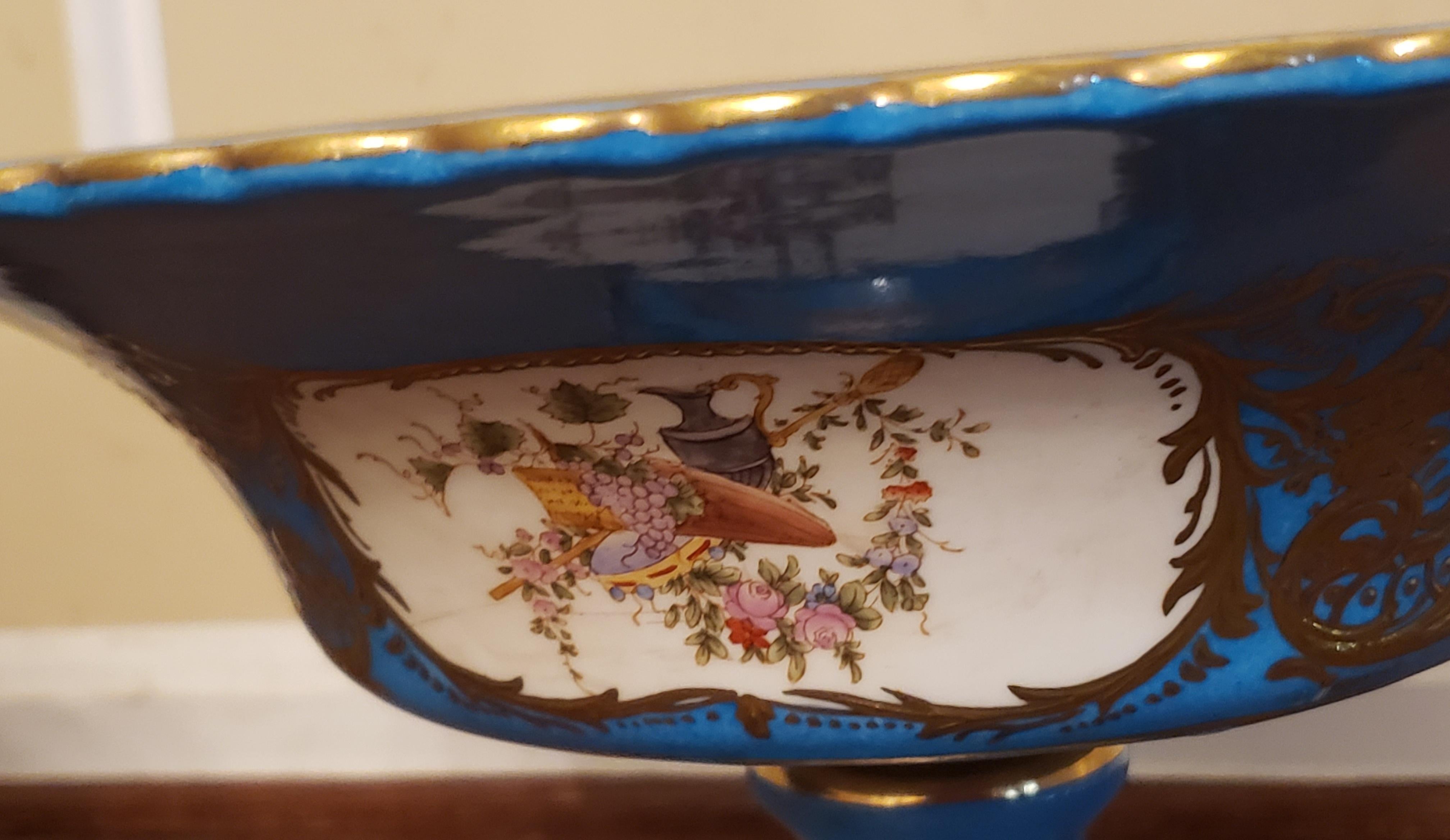 Bronzo Coppia di vaschette romane in metallo patinato di Sevres con montatura blu celeste, anni '70 del XIX secolo in vendita