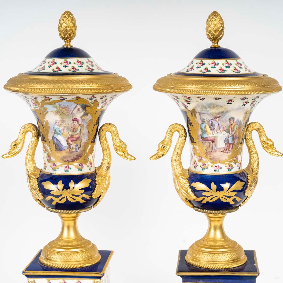 Coppia di cassette di Sèvres in porcellana e bronzo dorato in stile Impero, XIX secolo, periodo Napoleone III.

Coppia di cassette del XIX secolo, periodo Napoleone III, in porcellana di Sèvres e bronzo dorato, stile Impero.
H. H. 41 cm. L: 15cm, P: