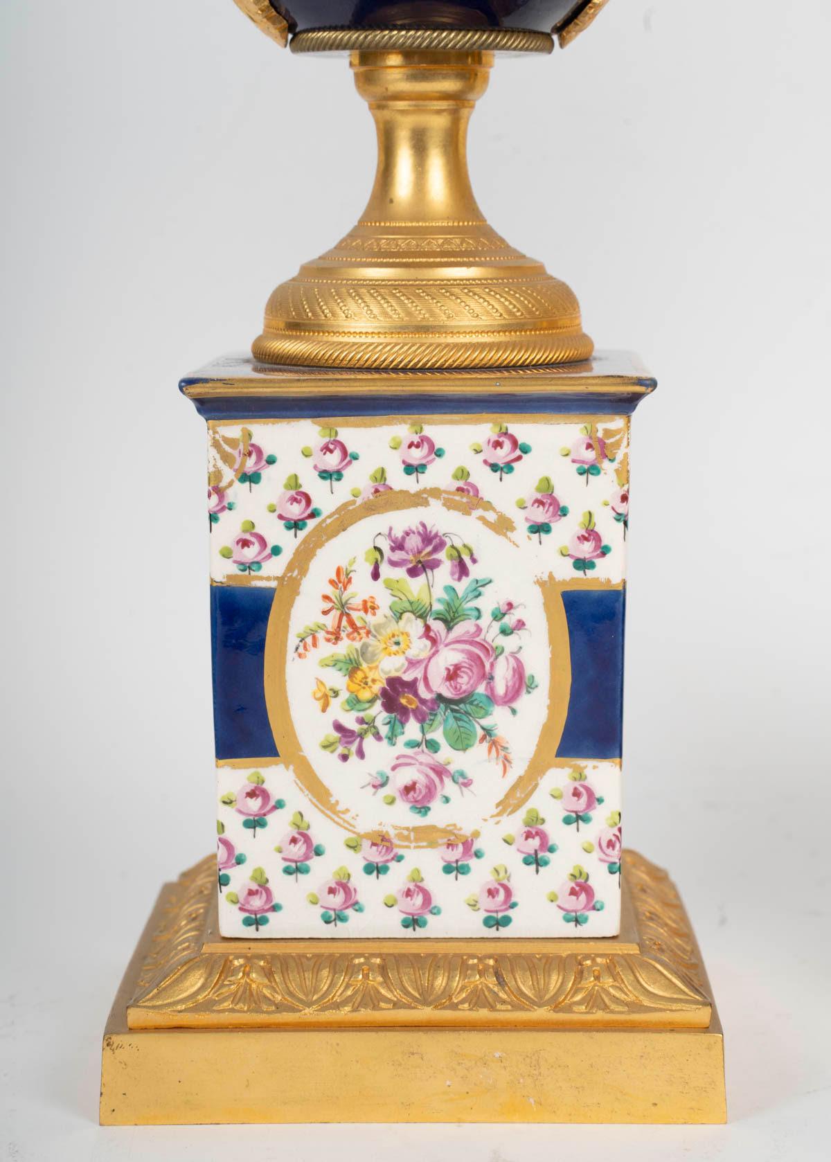 Napoleone III Coppia di cassette di Sèvres in porcellana e bronzo dorato in stile Impero. in vendita