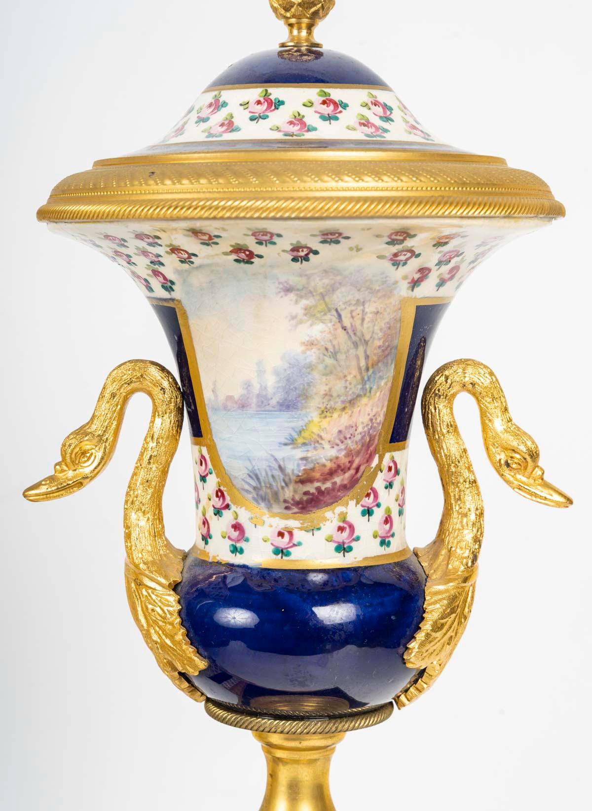 Bronzo Coppia di cassette di Sèvres in porcellana e bronzo dorato in stile Impero. in vendita