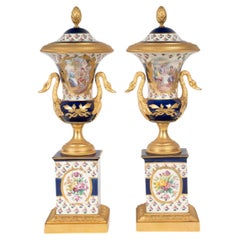 Paire de cassolettes en porcelaine de Sèvres et bronze doré de style Empire.