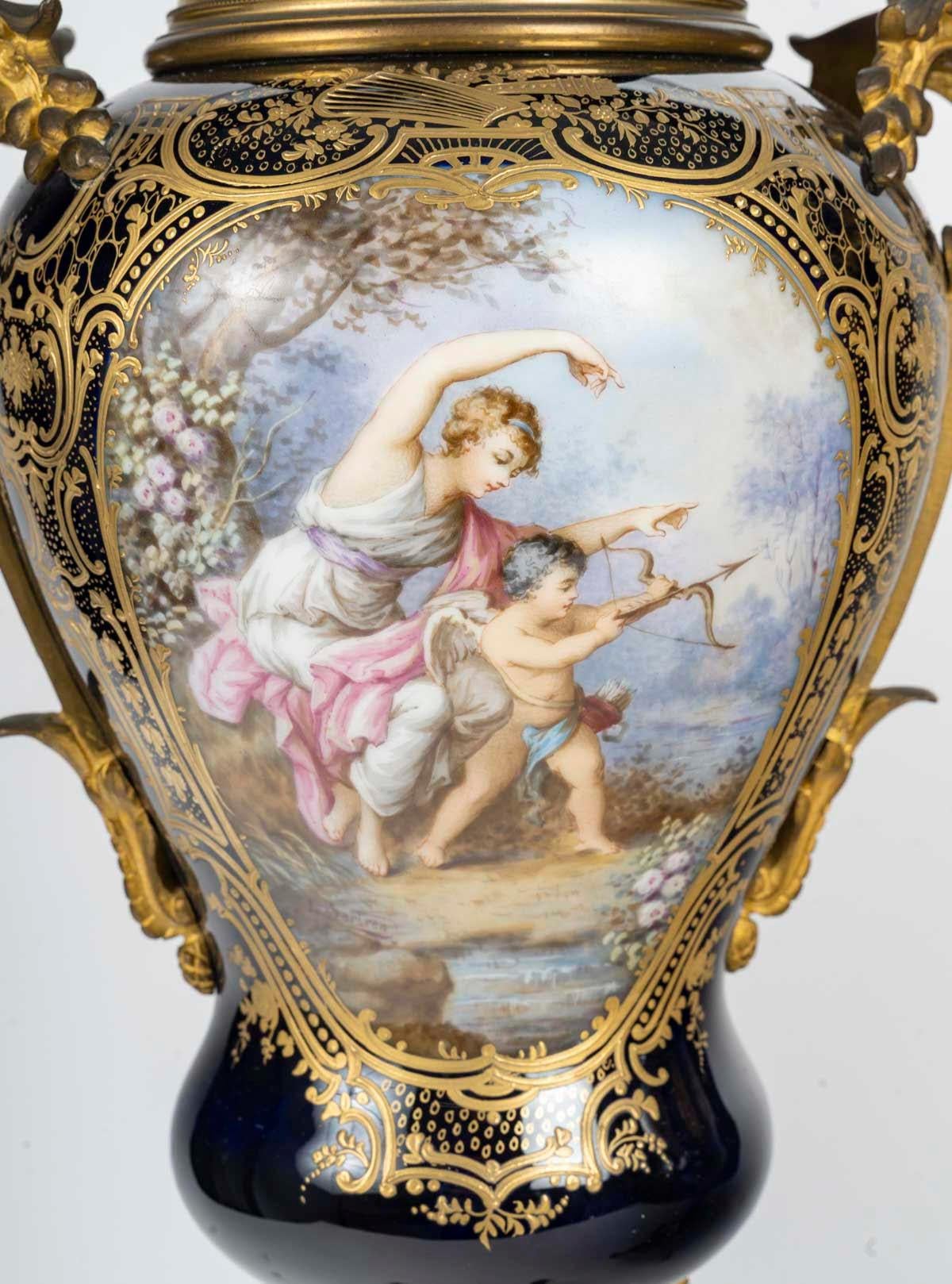 Coppia di vasi in porcellana di Sèvres e bronzo dorato, XIX secolo.

Coppia di vasi coperti del XIX secolo, periodo Napoleone III, porcellana di Sèvres, dipinta e smaltata, bronzo dorato.
H. H. 66 cm, L. 24 cm, P. 18 cm.