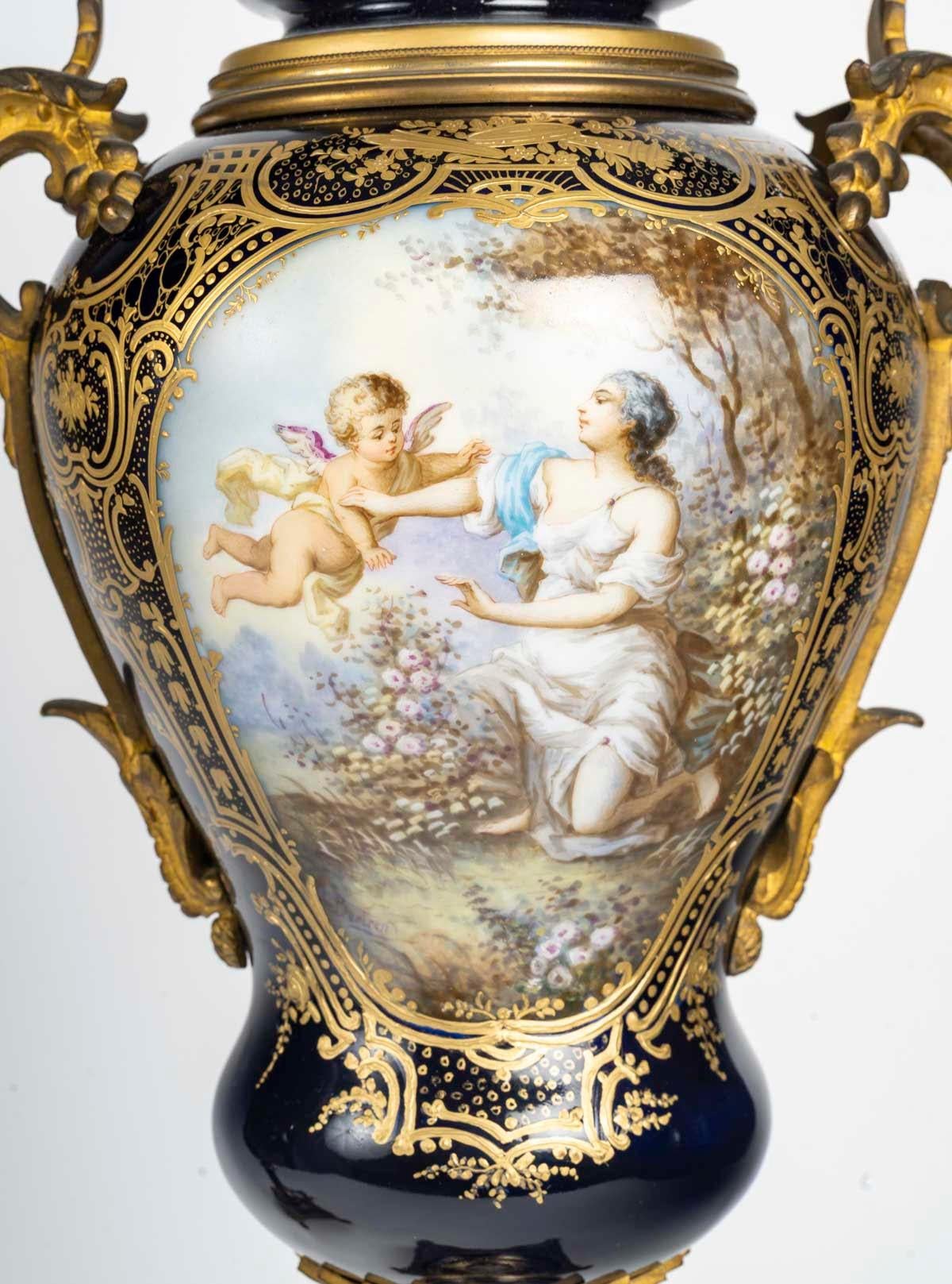 Napoleone III Coppia di vasi in porcellana di Sèvres e bronzo dorato, XIX secolo. in vendita