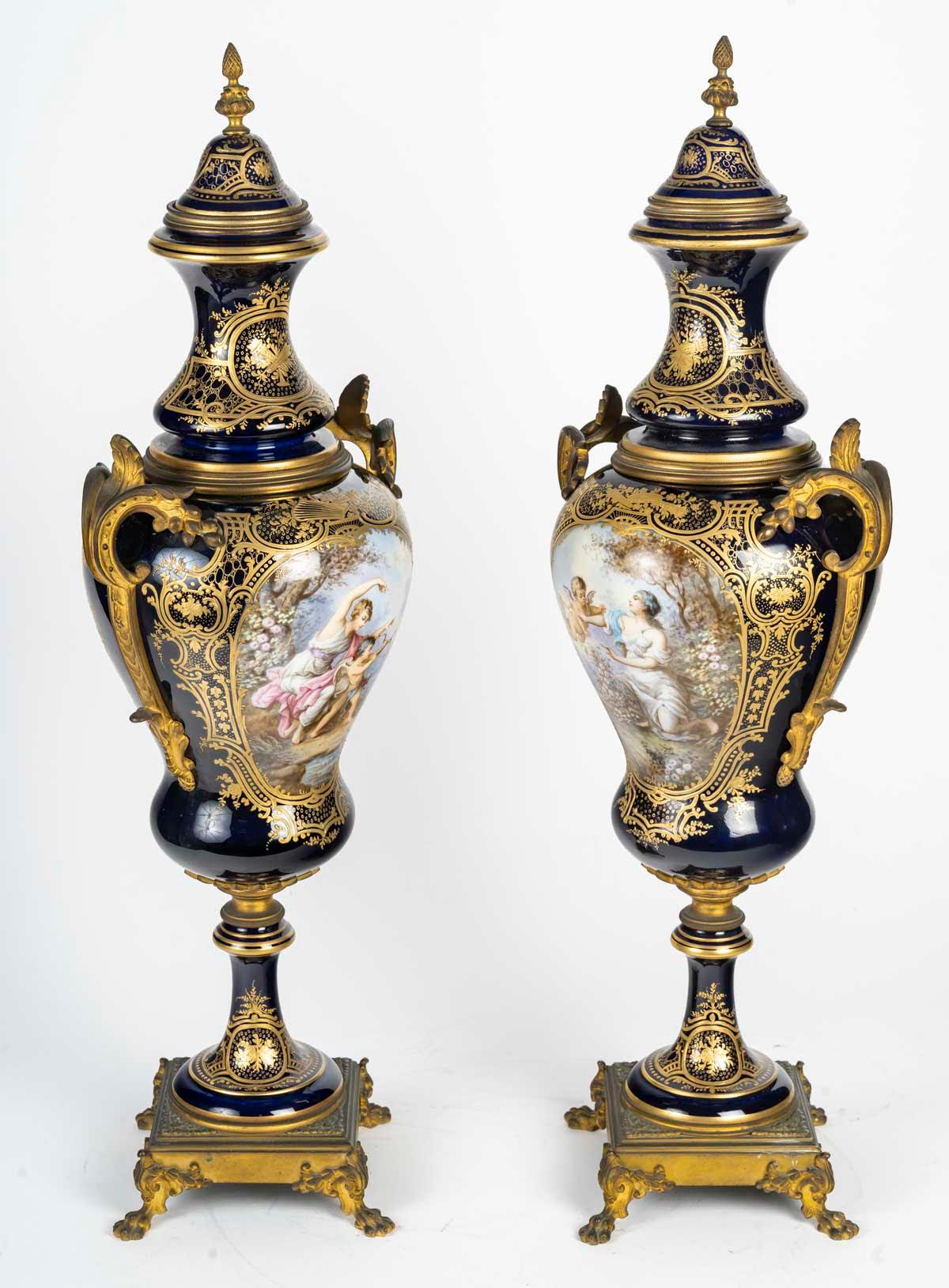 Dorato Coppia di vasi in porcellana di Sèvres e bronzo dorato, XIX secolo. in vendita