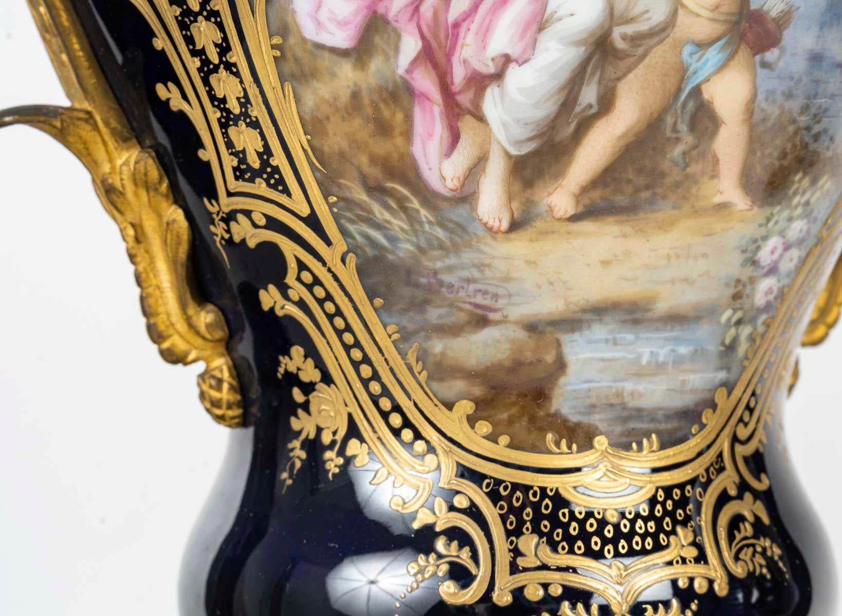 Coppia di vasi in porcellana di Sèvres e bronzo dorato, XIX secolo. in vendita 1