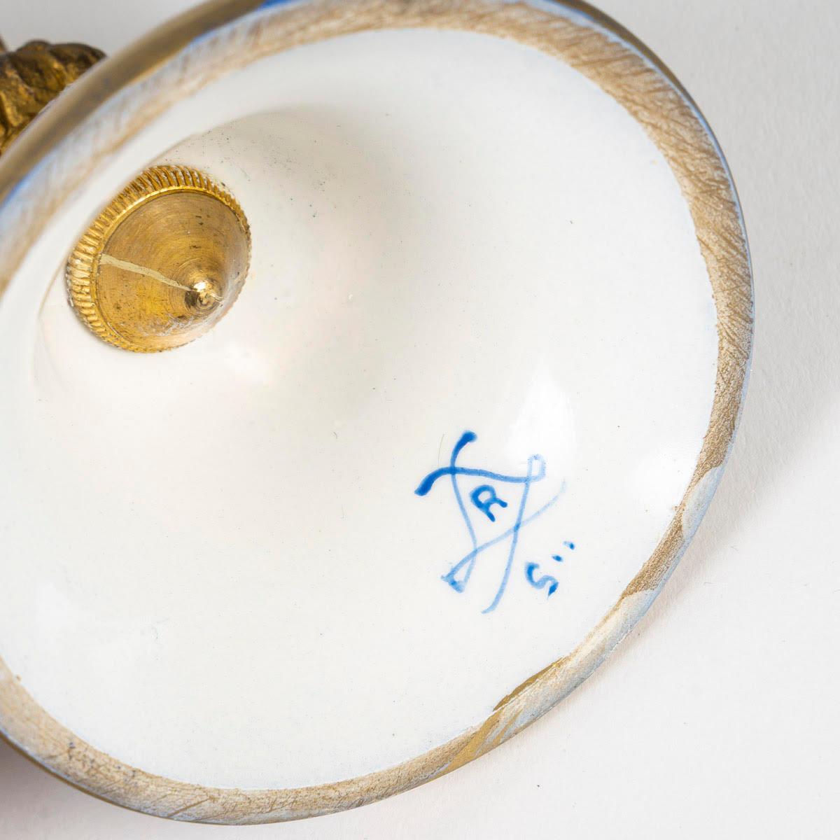 Coppia di vasi in porcellana di Sèvres e bronzo dorato, XIX secolo. in vendita 2