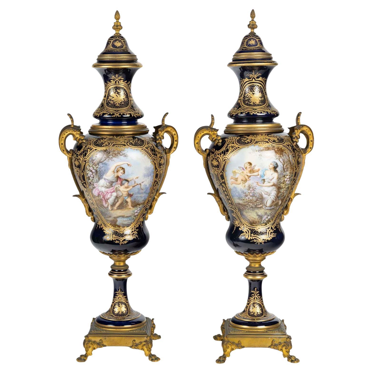Coppia di vasi in porcellana di Sèvres e bronzo dorato, XIX secolo.