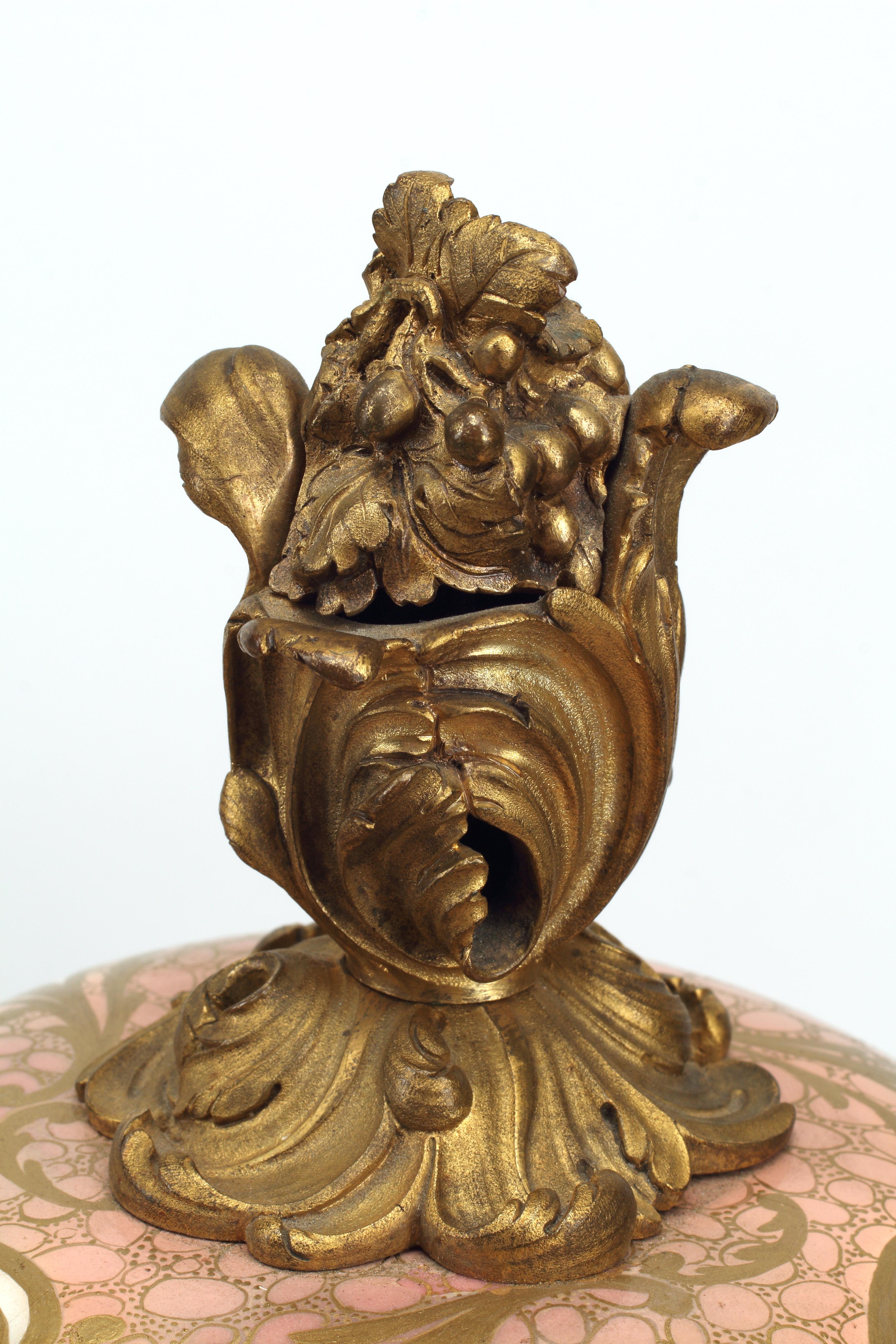 Una favolosa coppia di potpourri in porcellana francese di Sèvres del XIX secolo con montature in ormù. I corpi e i coperchi sono decorati con motivi floreali dipinti a mano che mostrano una varietà di fiori colorati disposti in delicati bouquet e