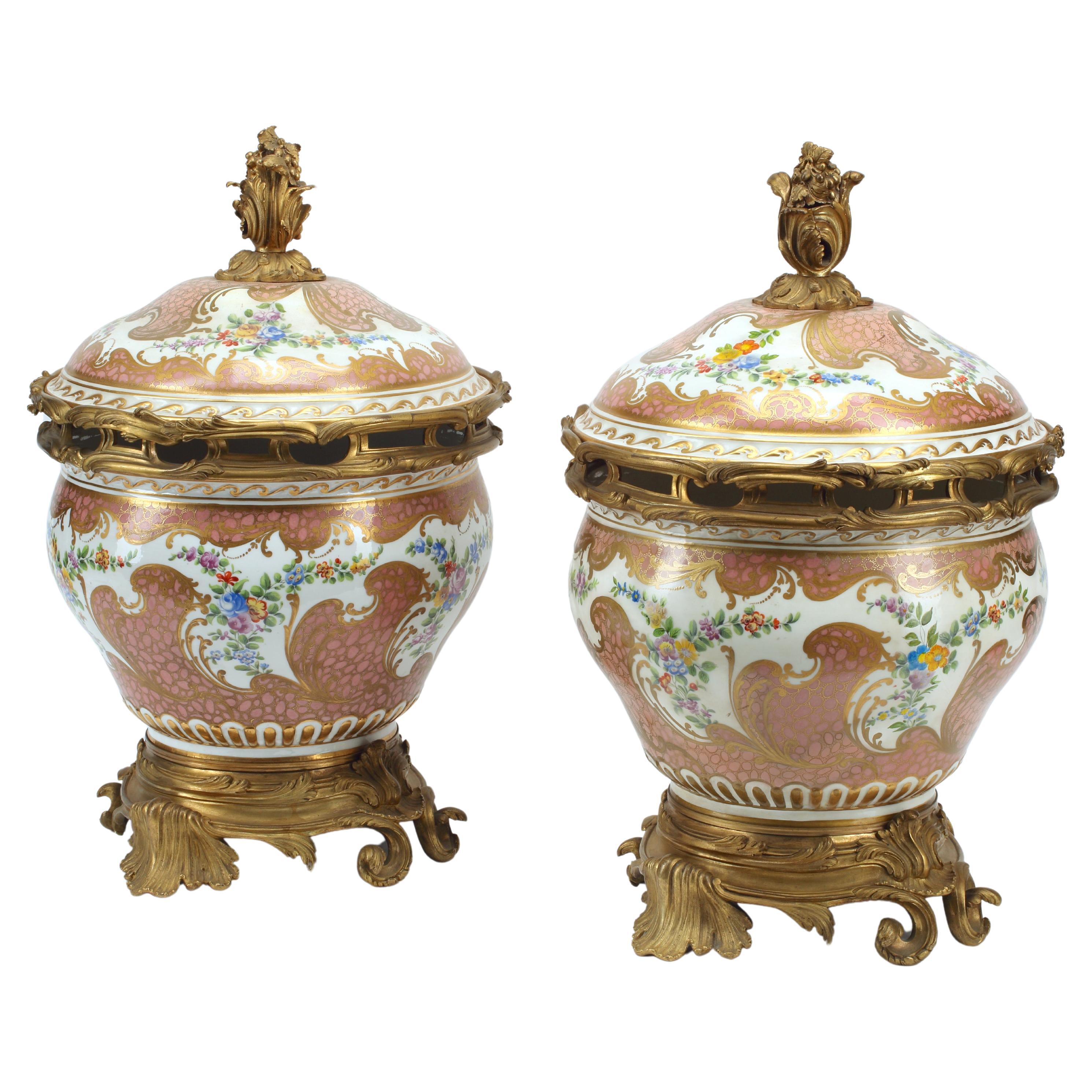 Paar Sèvres Porzellan und Ormolu Potpourri, 19. Jahrhundert Französisch