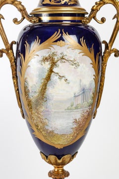 Paire de cassolettes en porcelaine de Sèvres, période Napoléon III, XIXe siècle.