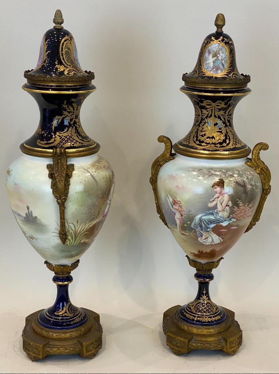 Coppia di vasi coperti in porcellana di Sèvres, periodo Napoleone III.

Coppia di vasi in porcellana di Sèvres dipinti, smaltati e dorati del XIX secolo con montature in bronzo dorato, periodo Napoleone III.
H. 62cm, P. 23cm