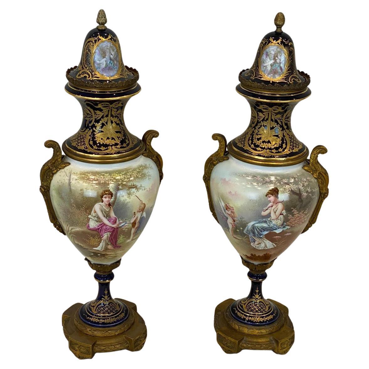 Coppia di vasi coperti in porcellana di Sèvres, periodo Napoleone III.