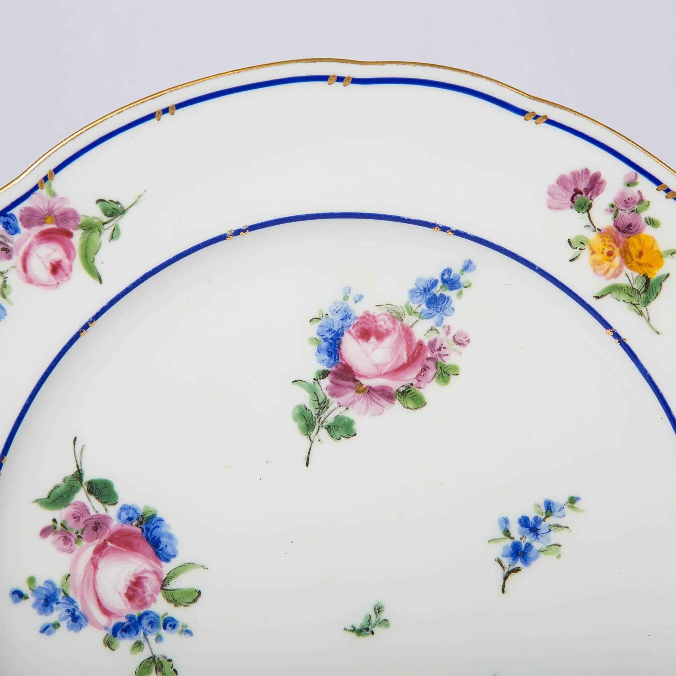 Paar Sèvres Porzellanteller mit zarten Blumen bemalt Made in France 5