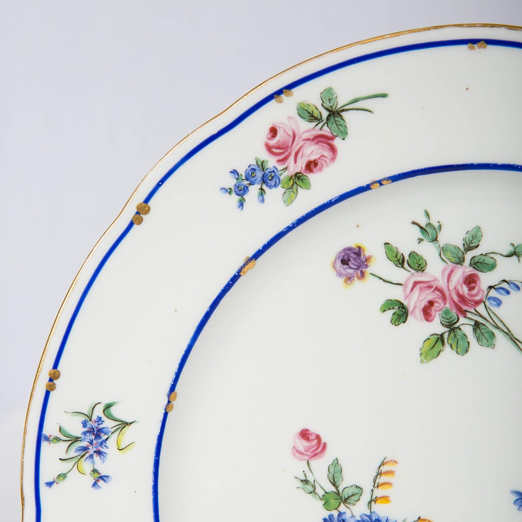 Paar Sèvres Porzellanteller mit zarten Blumen bemalt Made in France (Handbemalt)