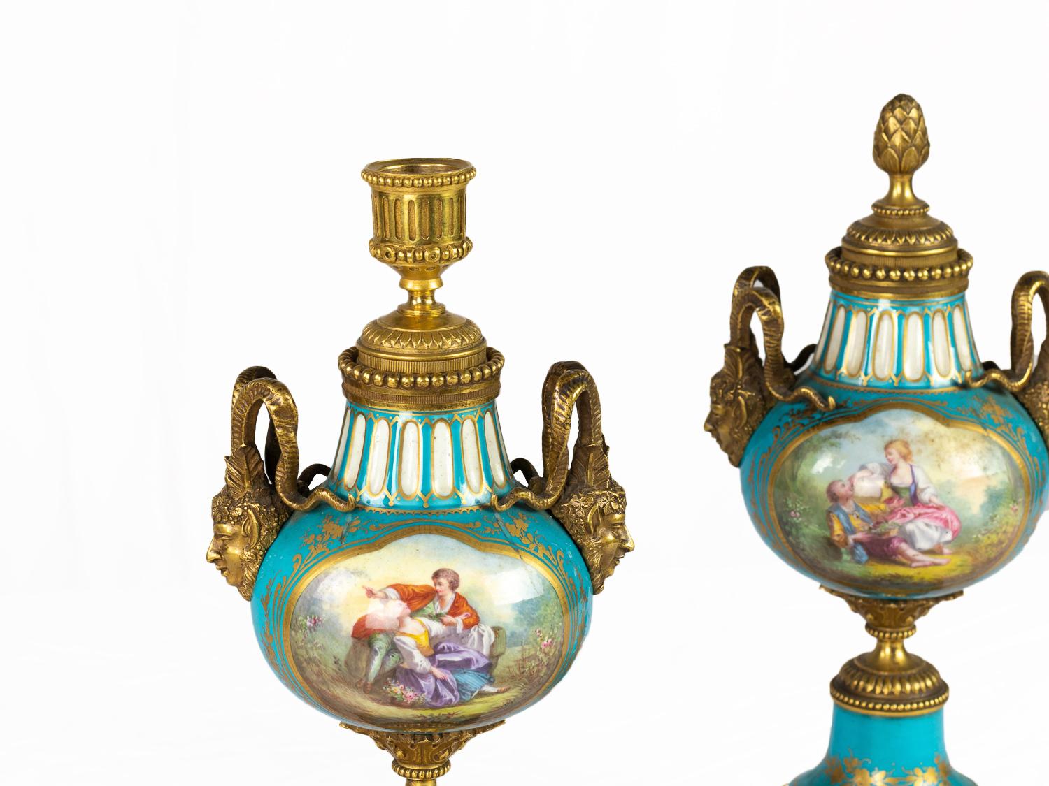 Questi pezzi hanno un doppio uso: servono come urne decorative e si trasformano in candelabri con portacandele.

Le urne sono caratterizzate da manici in bronzo dorato intricatamente scolpiti e ornati da motivi classici, come teste di montone, e da