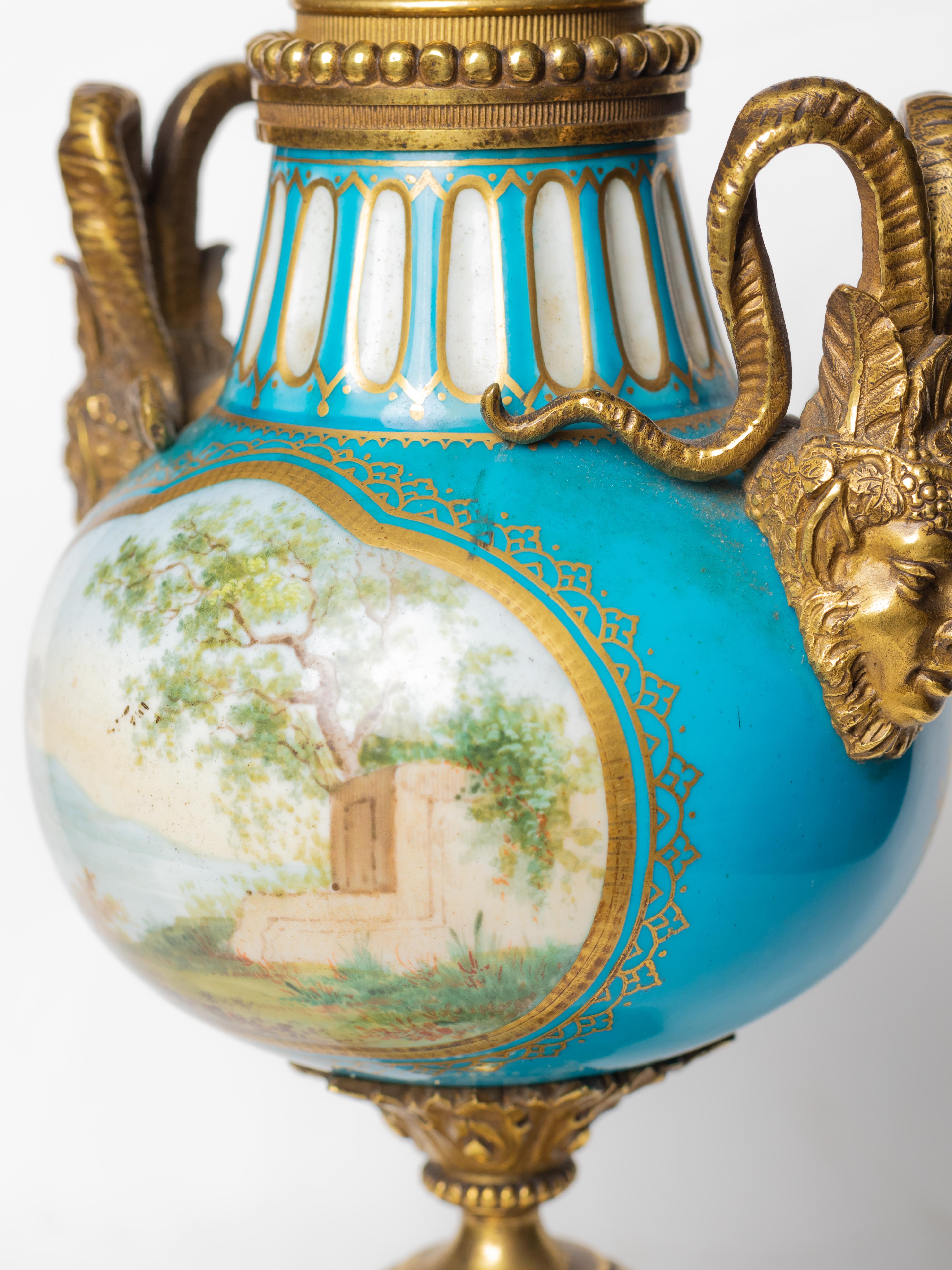 Coppia di candelabri in porcellana di Sèvres e ormolu, François Boucher, XVIII secolo in vendita 12