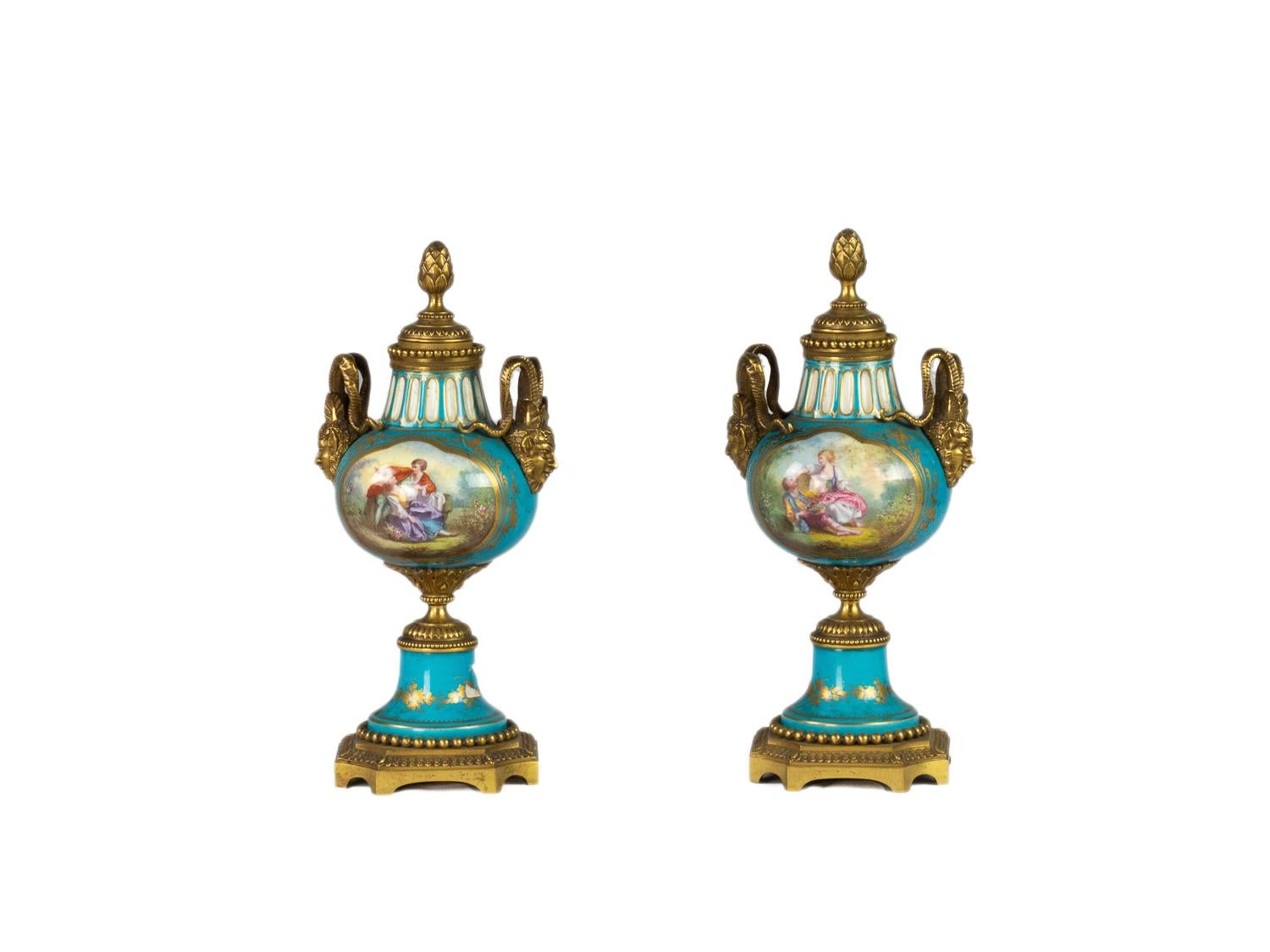 Neoclassico Coppia di candelabri in porcellana di Sèvres e ormolu, François Boucher, XVIII secolo in vendita