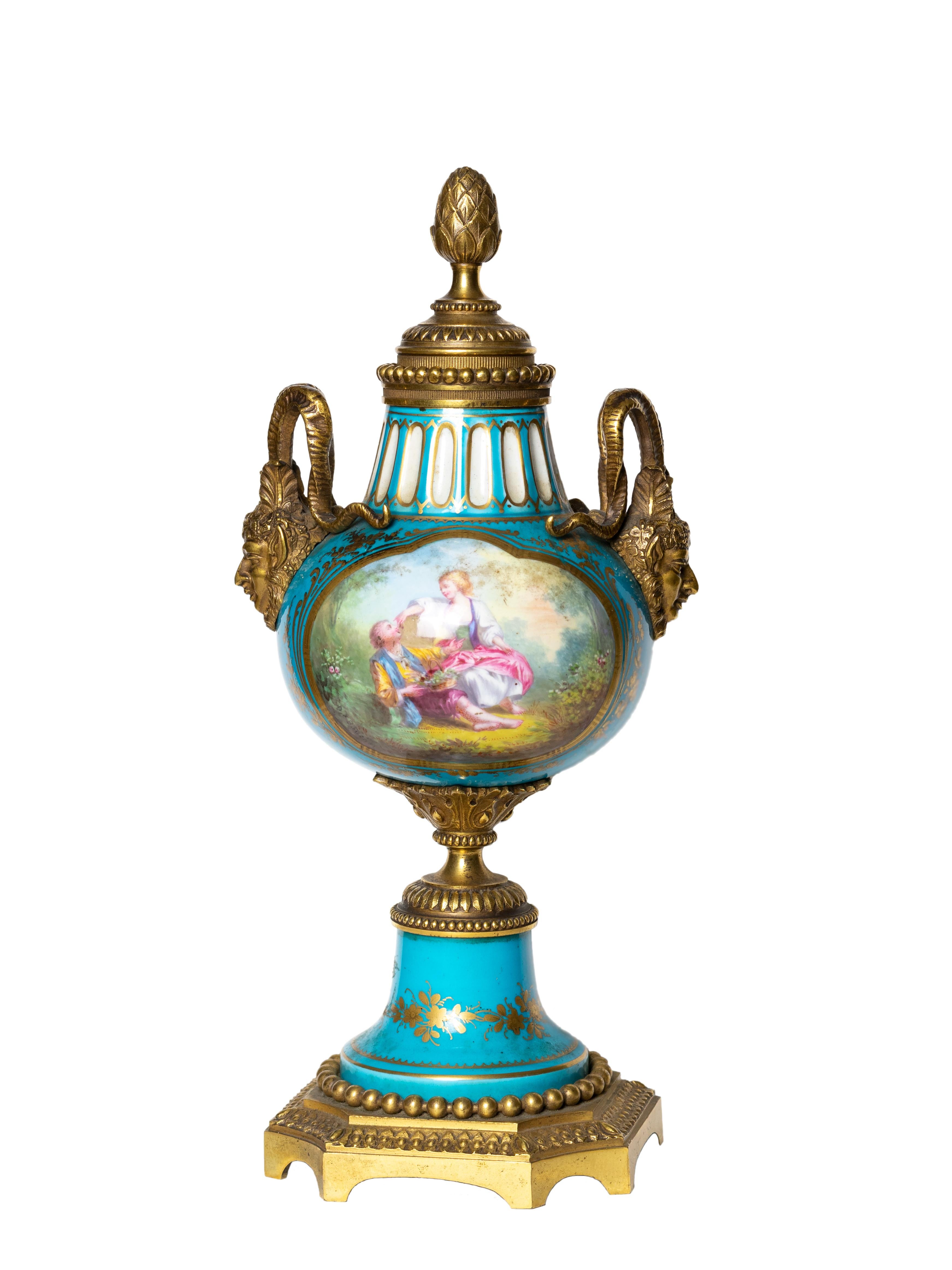 Francese Coppia di candelabri in porcellana di Sèvres e ormolu, François Boucher, XVIII secolo in vendita