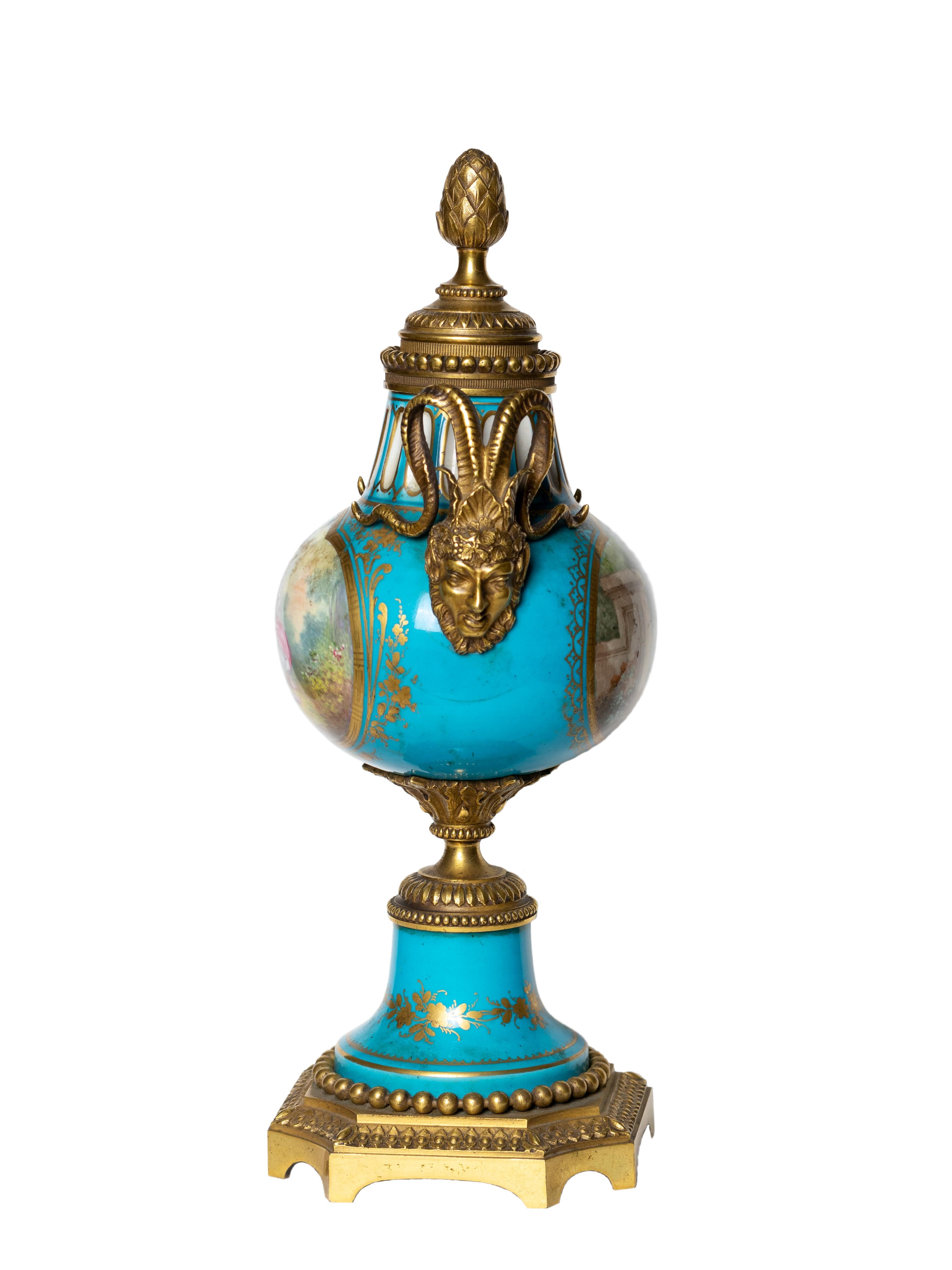 Coppia di candelabri in porcellana di Sèvres e ormolu, François Boucher, XVIII secolo In condizioni buone in vendita a Lisbon, PT