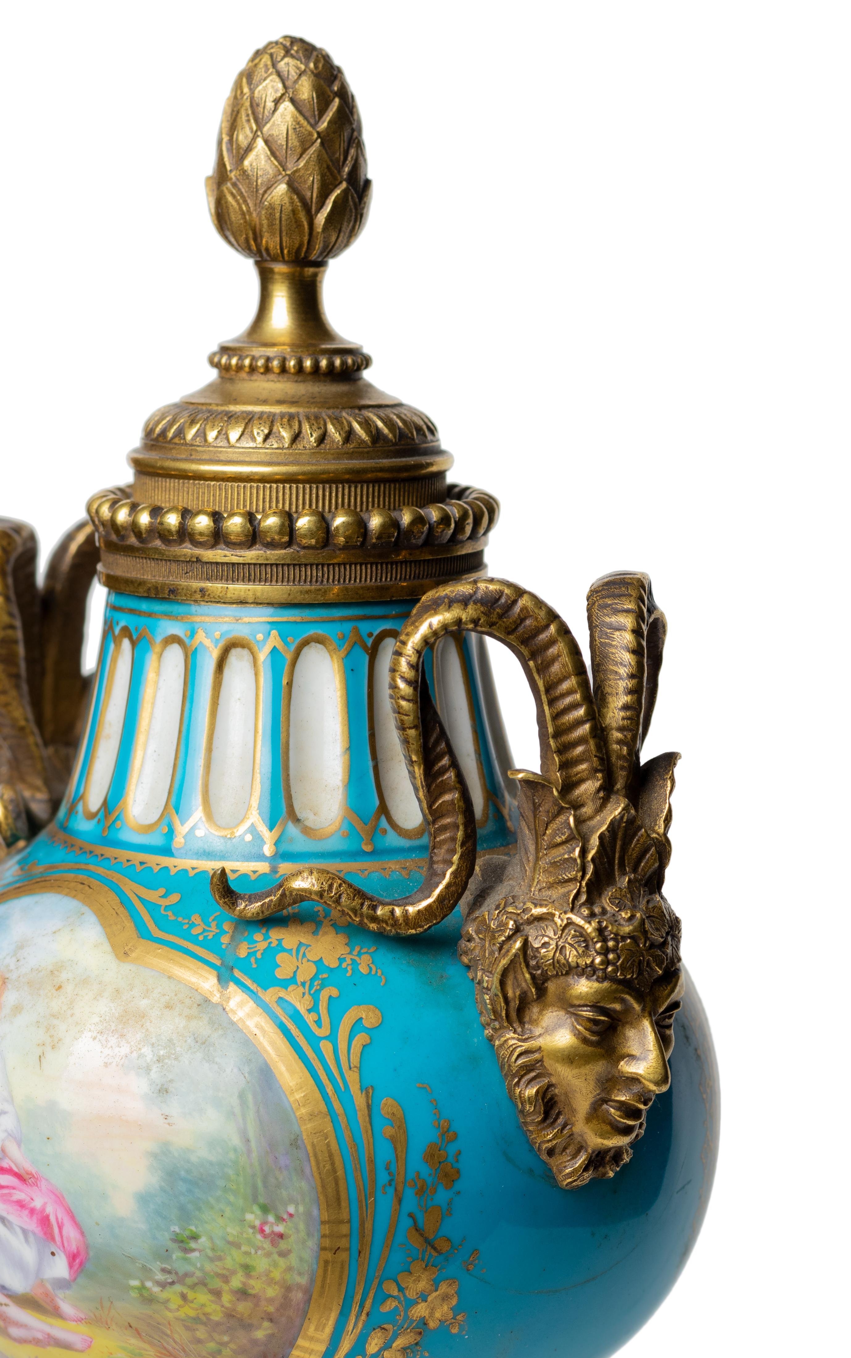 Bronzo Coppia di candelabri in porcellana di Sèvres e ormolu, François Boucher, XVIII secolo in vendita