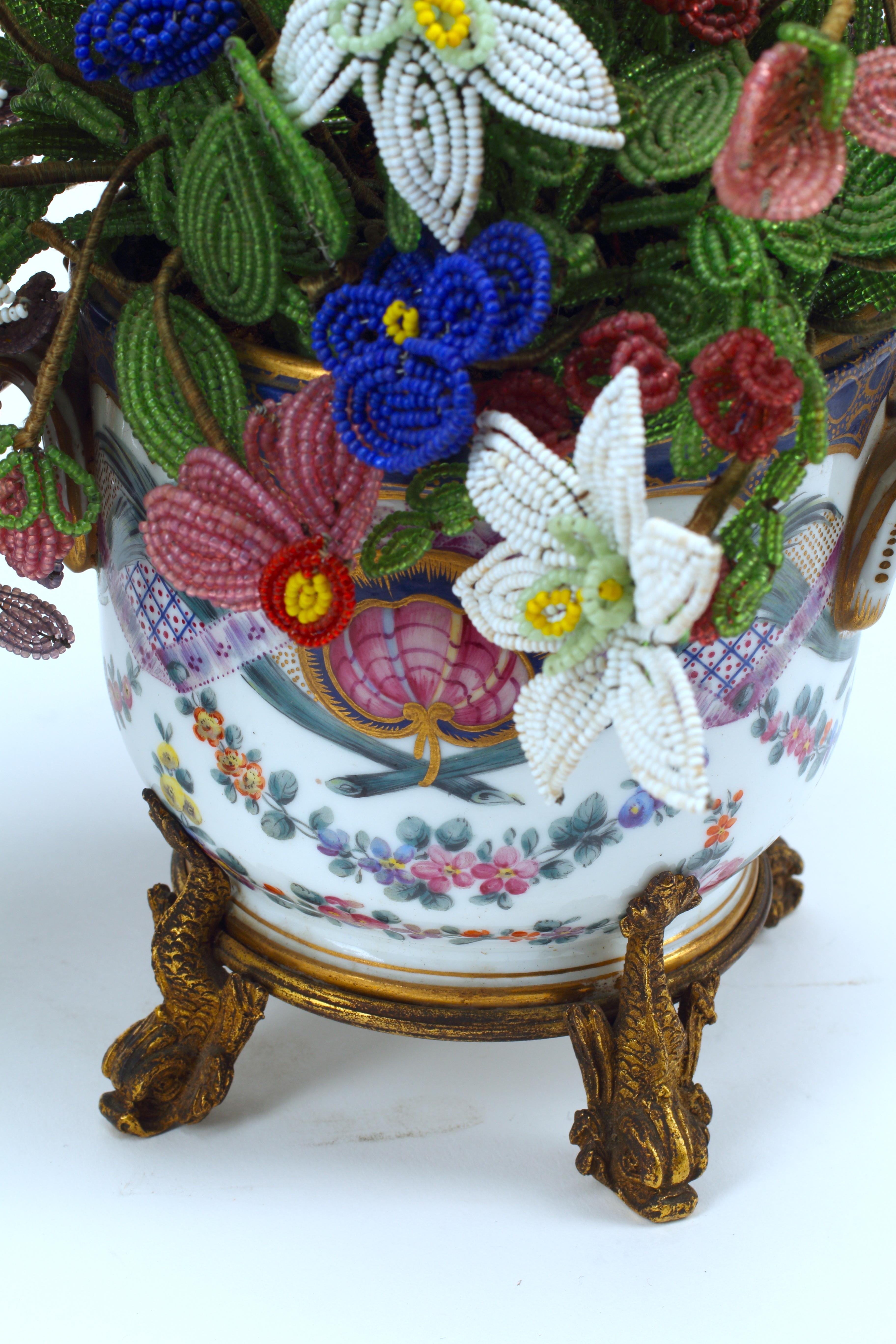 Pareja de maceteros de porcelana de Sèvres con flores de cuentas, S. XIX francés Francés en venta