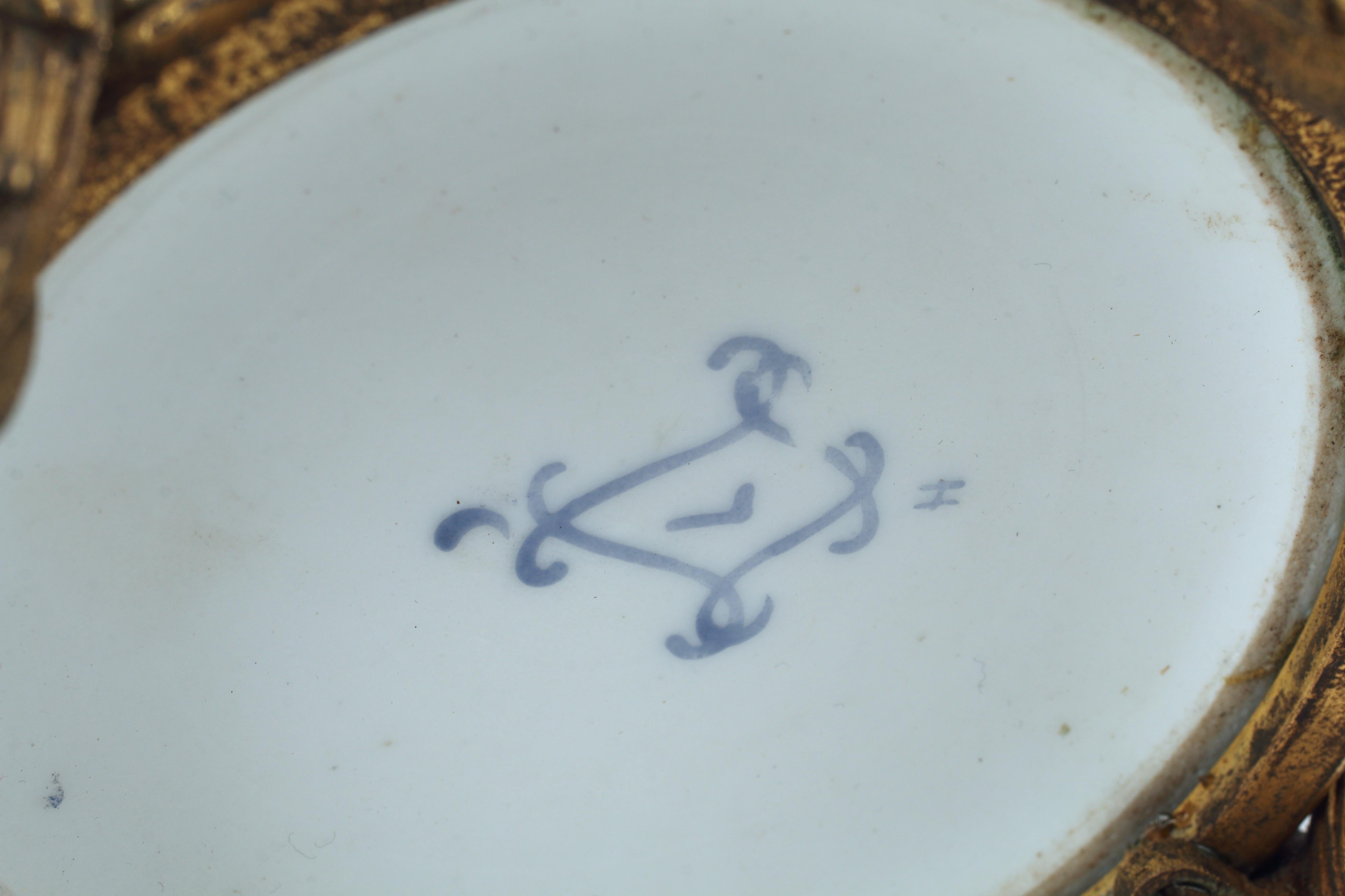Pareja de maceteros de porcelana de Sèvres con flores de cuentas, S. XIX francés Pintado a mano en venta