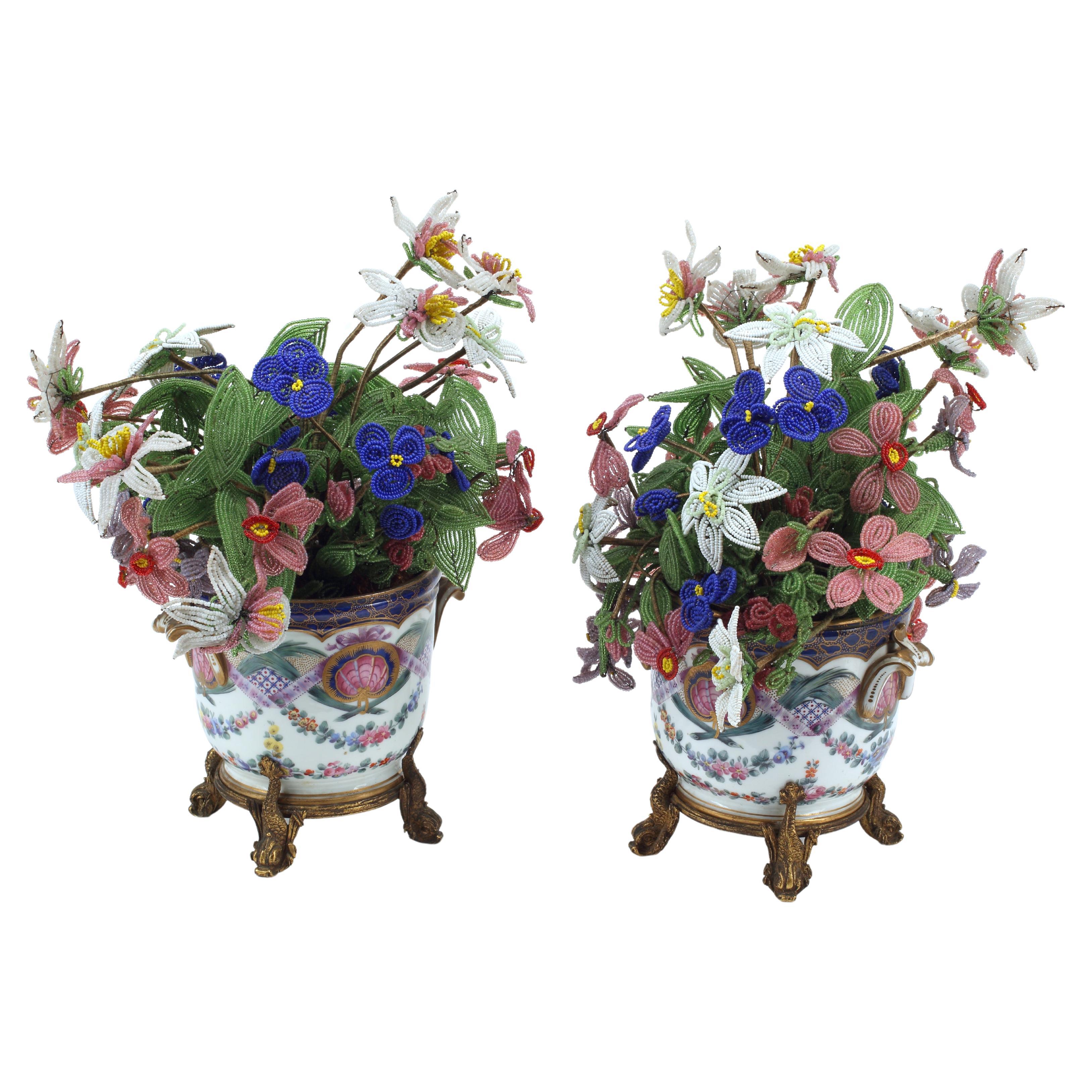 Pareja de maceteros de porcelana de Sèvres con flores de cuentas, S. XIX francés en venta