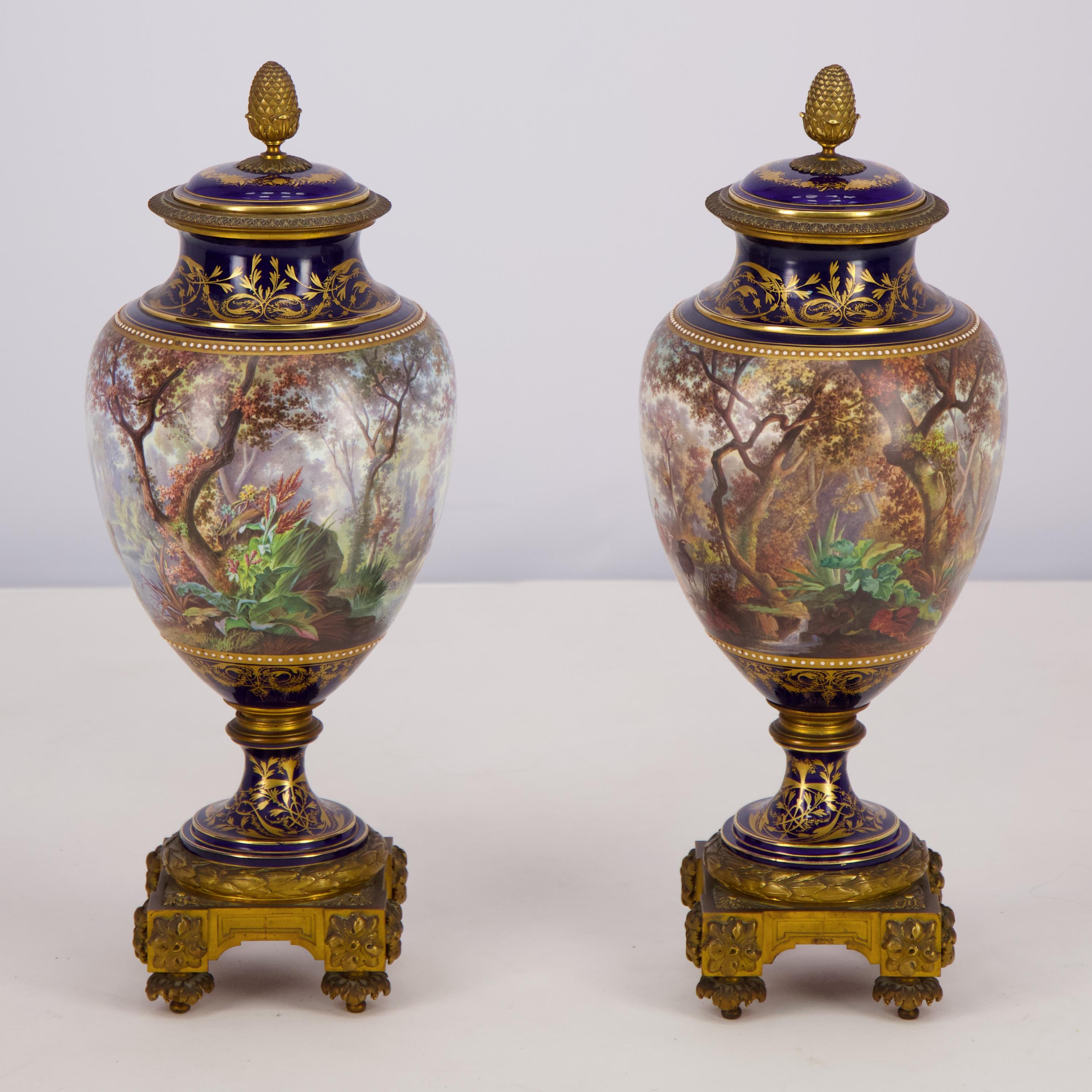 Napoléon III Paire de vases en porcelaine de Sèvres montés en bronze doré peints par J. Machereau en vente