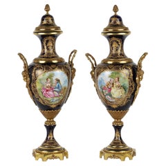 Paire de vases en porcelaine de Sèvres, XXe siècle