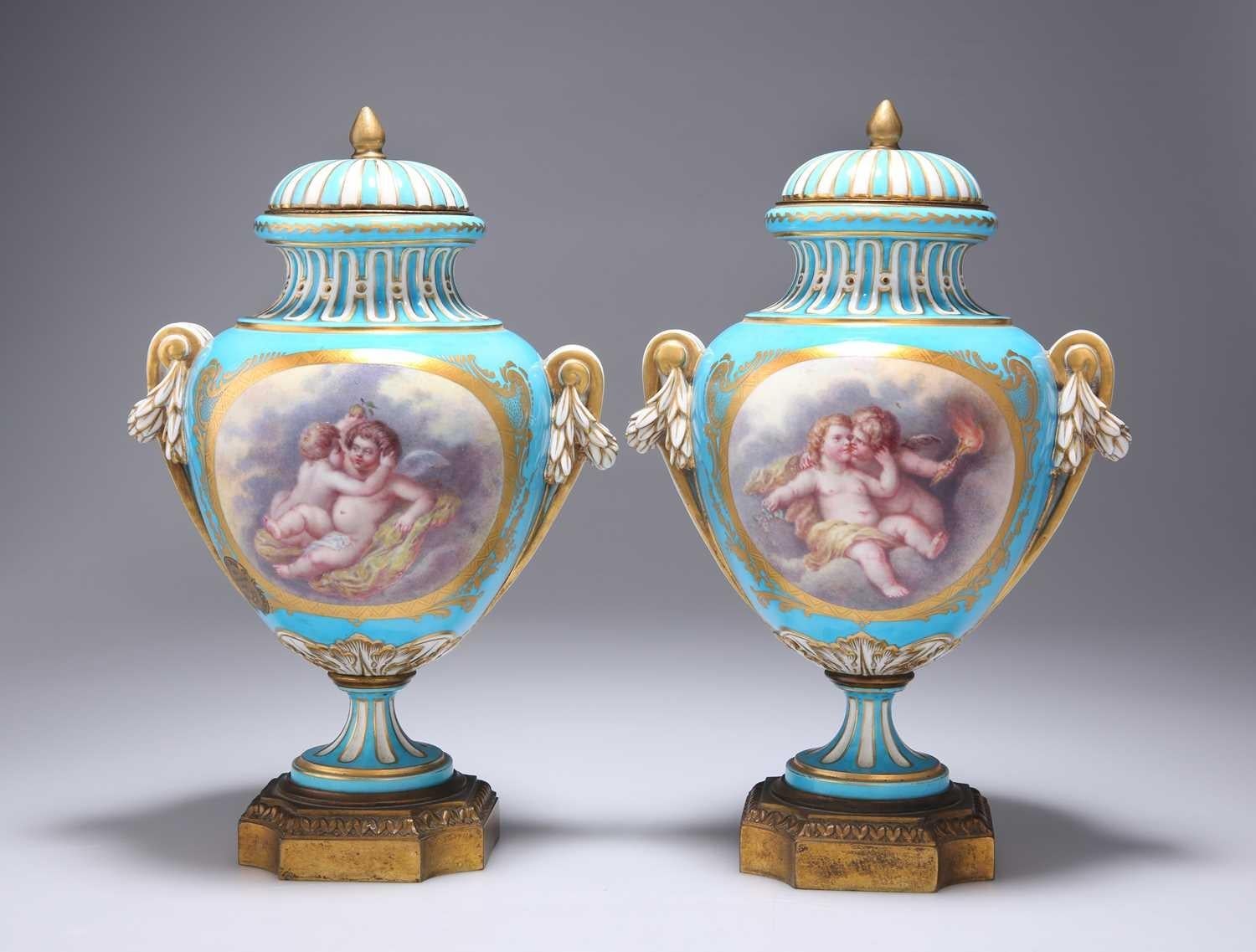 Coppia di vasi con coperchio a forma di putti dipinti a mano in stile Bleu Celeste di Sèvres del XIX secolo
In buone condizioni

Sèvres bleu céleste si riferisce a un tipo specifico di porcellana prodotta dalla fabbrica di Sèvres in Francia. Sèvres