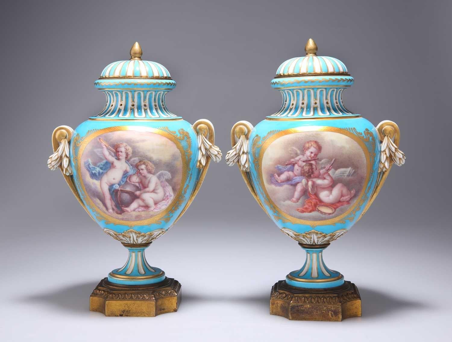 Dipinto a mano Coppia di vasi con coperchio a forma di putti dipinti a mano in stile Bleu Celeste di Sèvres del XIX secolo in vendita