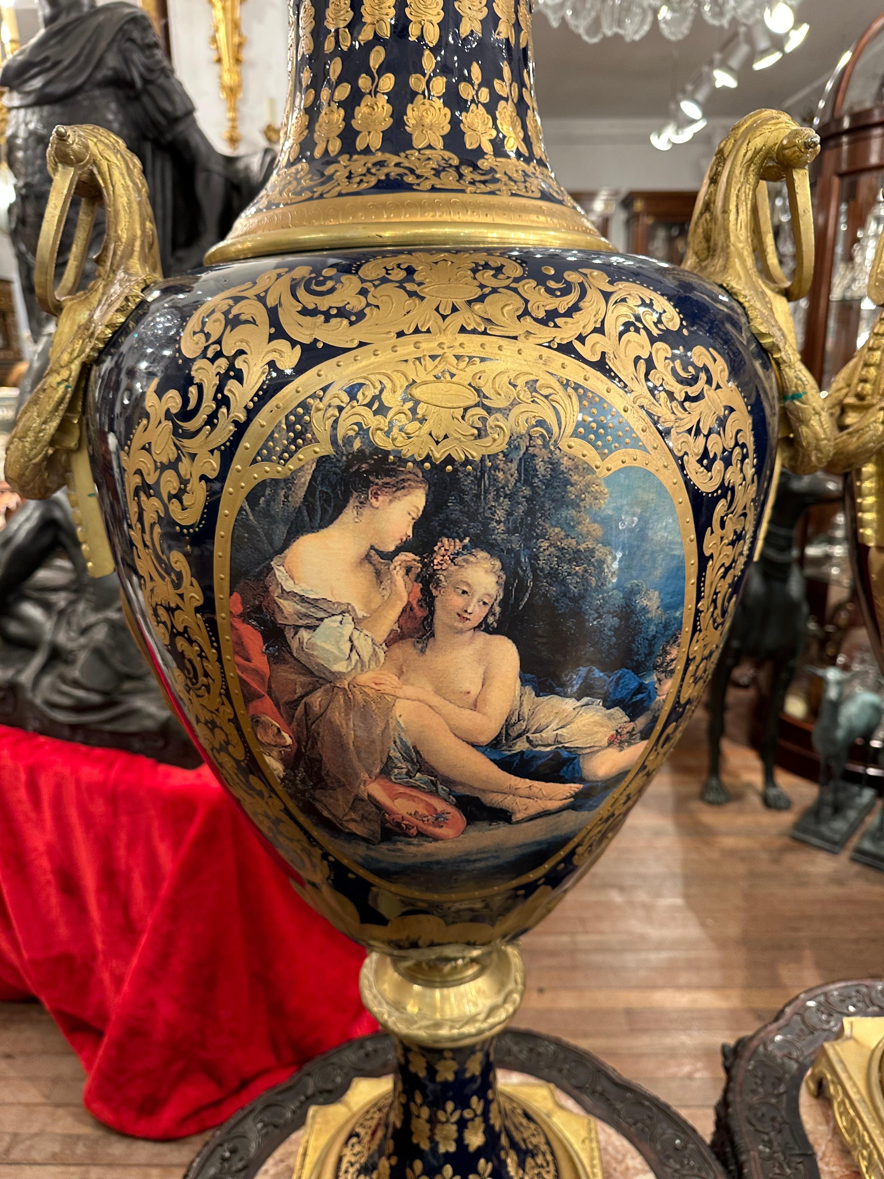 Paar blau-goldene Vasen im Sevres-Stil (Französisch) im Angebot