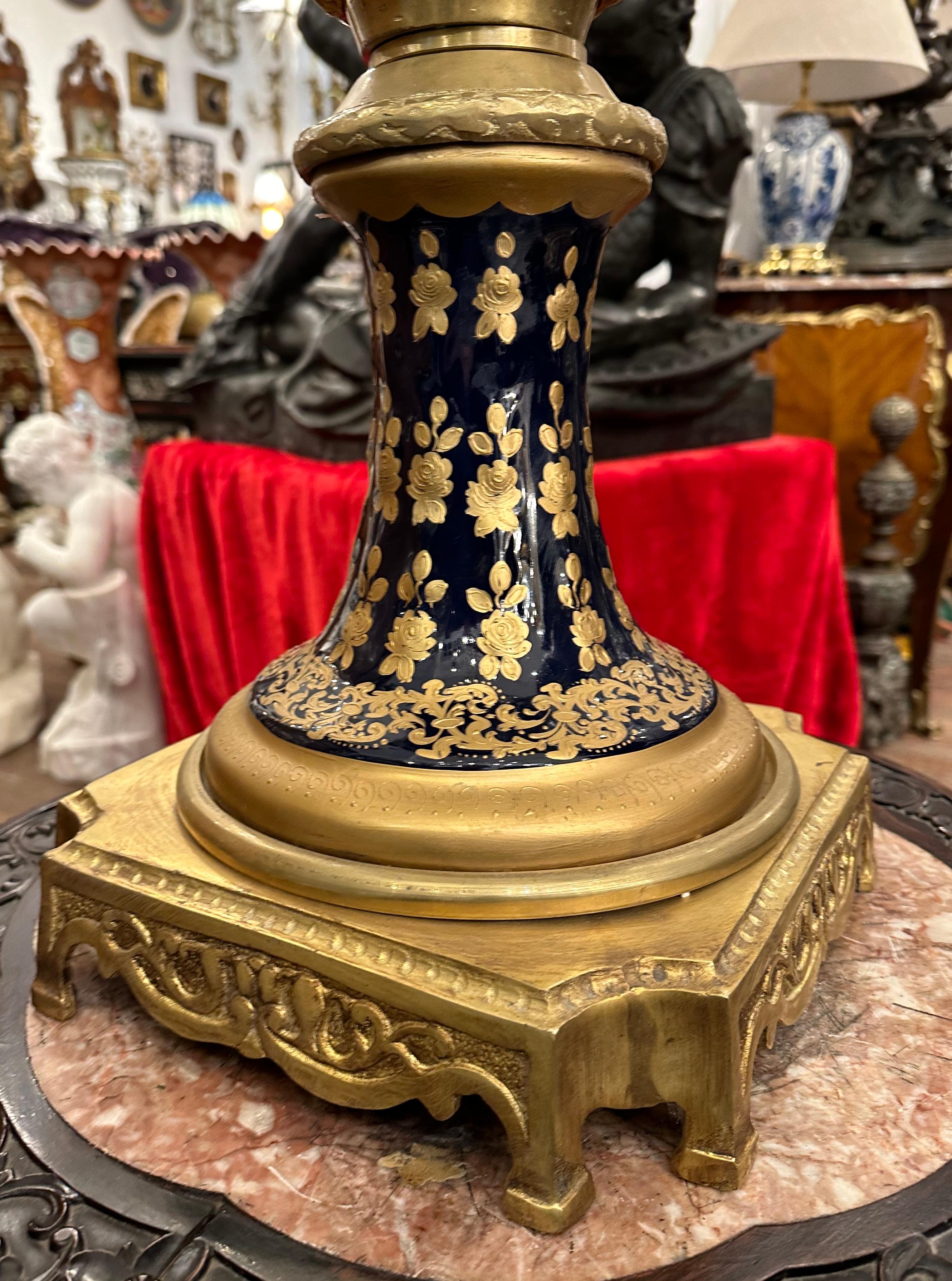 Paar blau-goldene Vasen im Sevres-Stil (Handbemalt) im Angebot