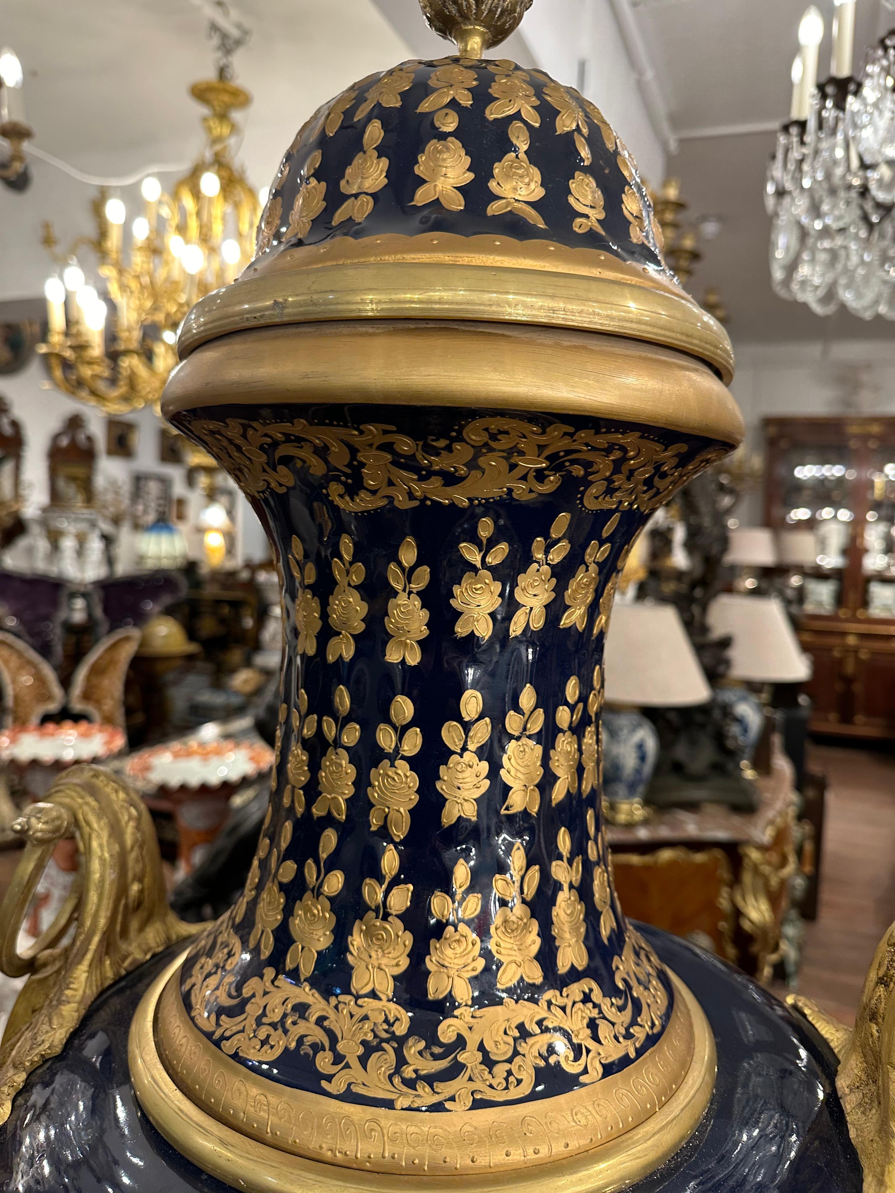 Paar blau-goldene Vasen im Sevres-Stil im Zustand „Gut“ im Angebot in Southall, GB