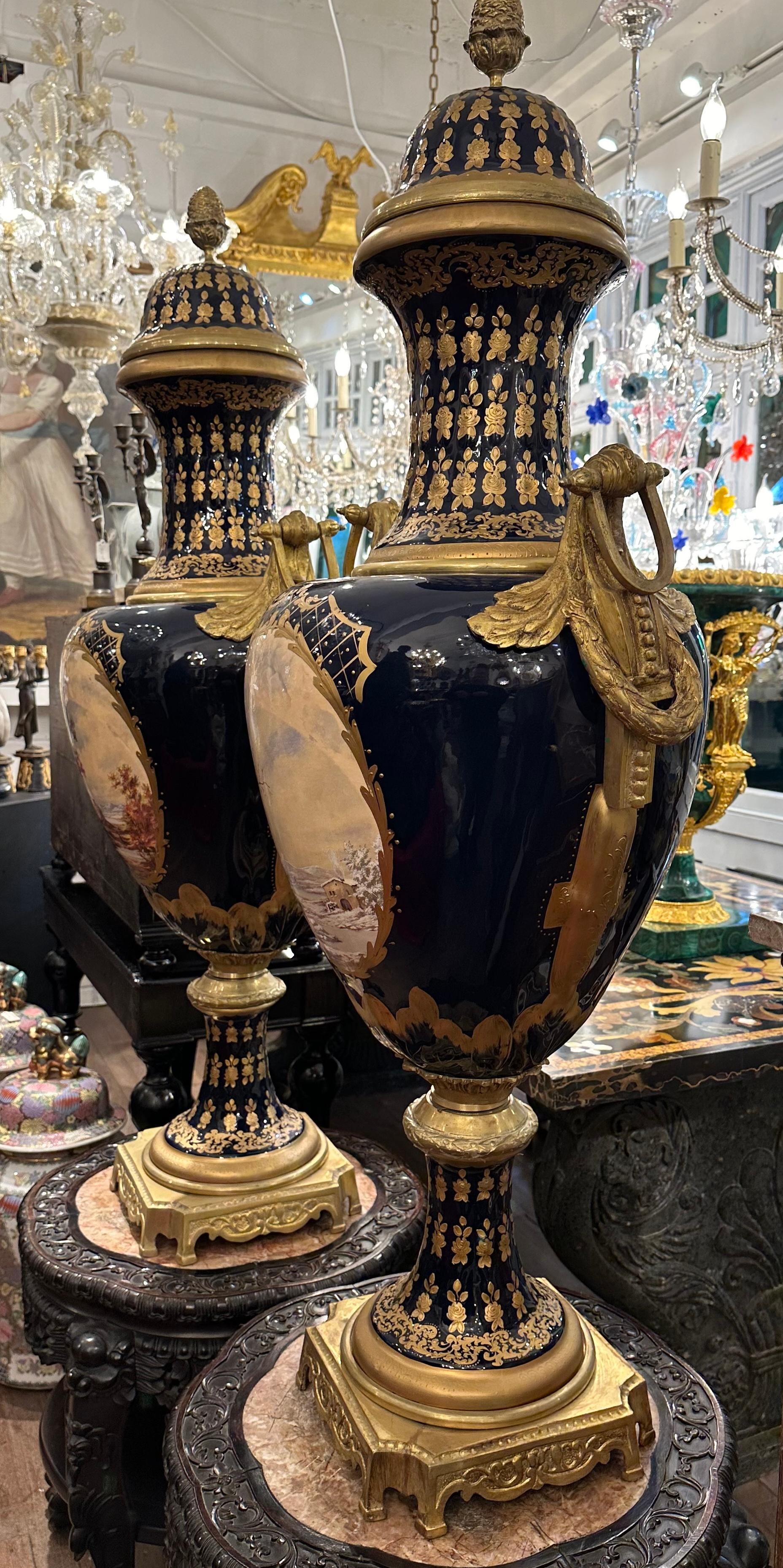 Paar blau-goldene Vasen im Sevres-Stil (Porzellan) im Angebot
