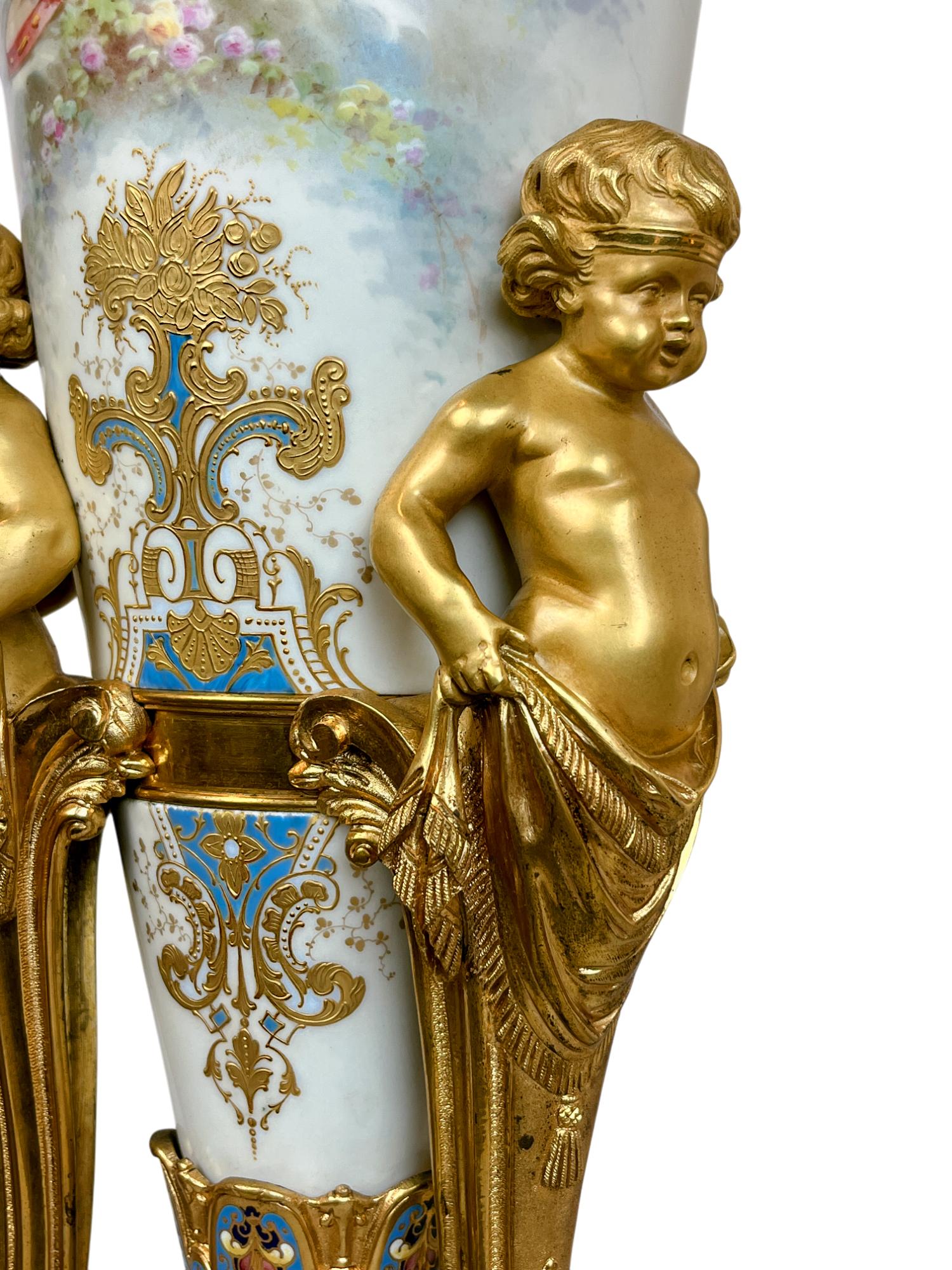 Coppia di oggetti in stile Sèvres  vasi con montatura in champlevé e ormolu in vendita 1