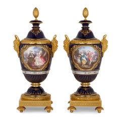 Paar Vasen aus vergoldeter Bronze und Jewell aus Porzellan im Sèvres-Stil
