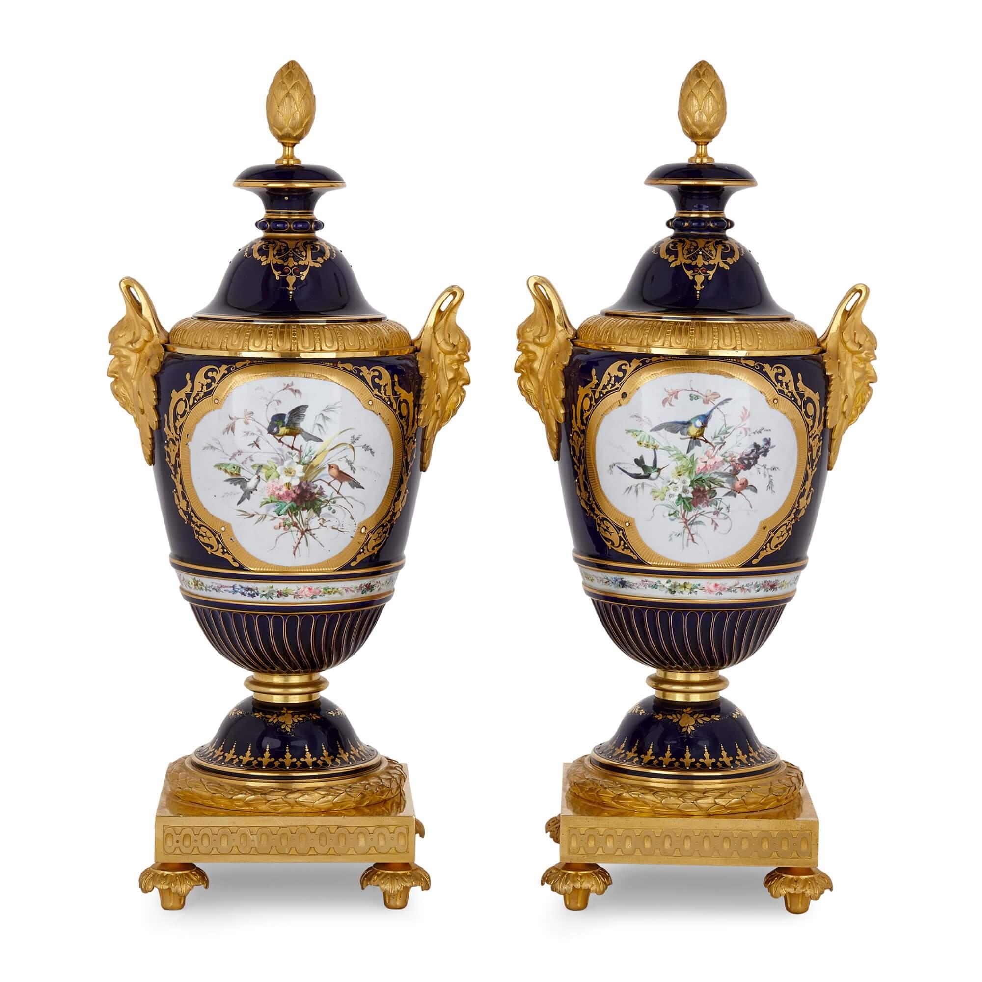 Rococo Paire de vases en bronze doré et porcelaine ornée de bijoux de style Sèvres  en vente