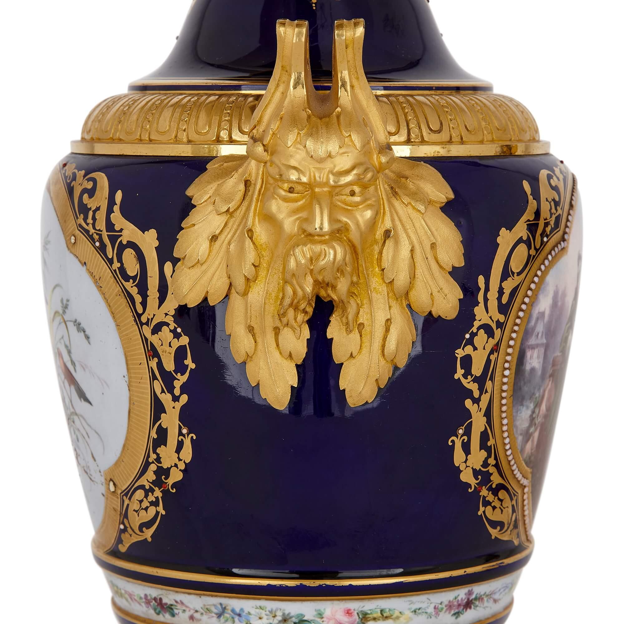 Paar Vasen aus vergoldeter Bronze und Jewell aus Porzellan im Sèvres-Stil  (Französisch) im Angebot