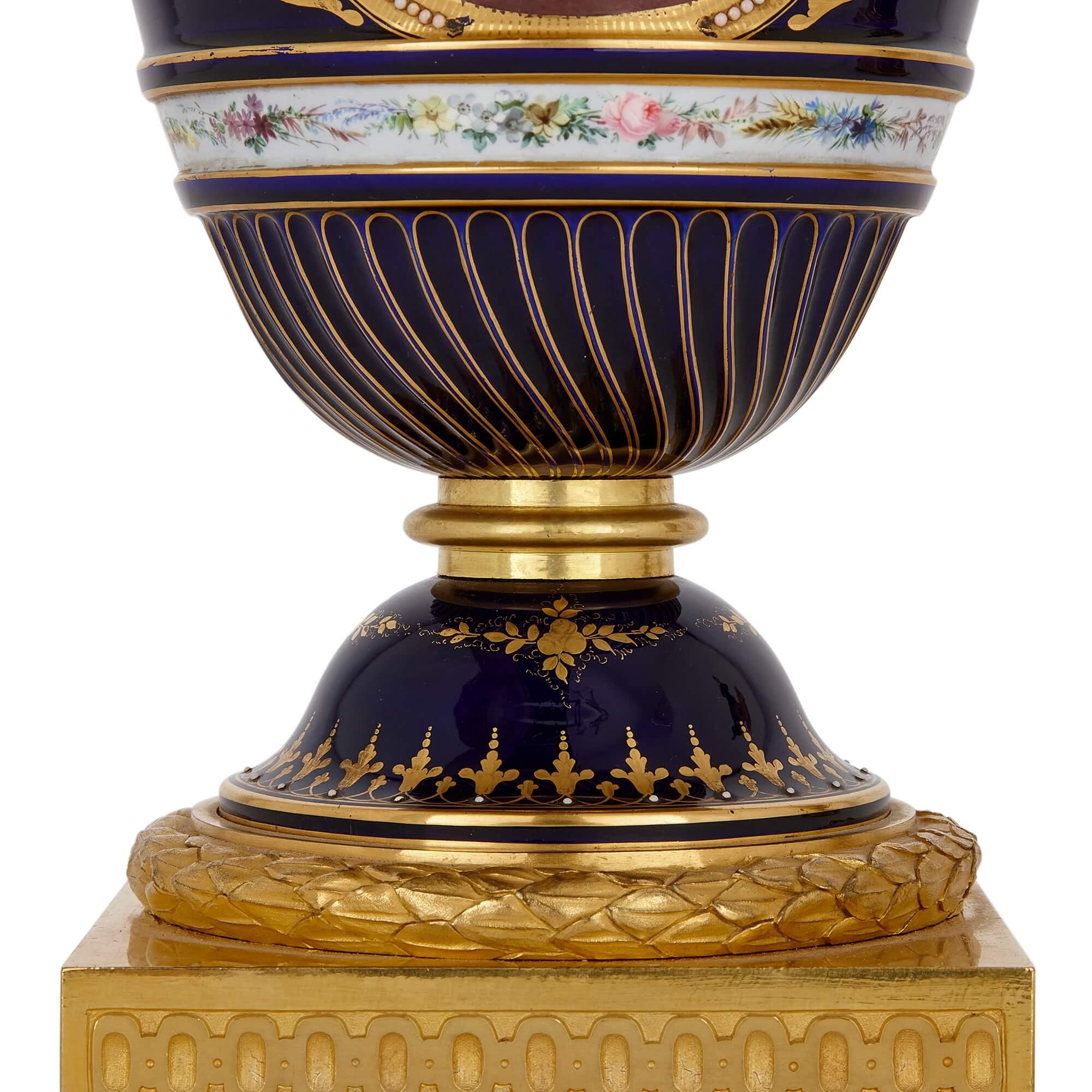 Doré Paire de vases en bronze doré et porcelaine ornée de bijoux de style Sèvres  en vente