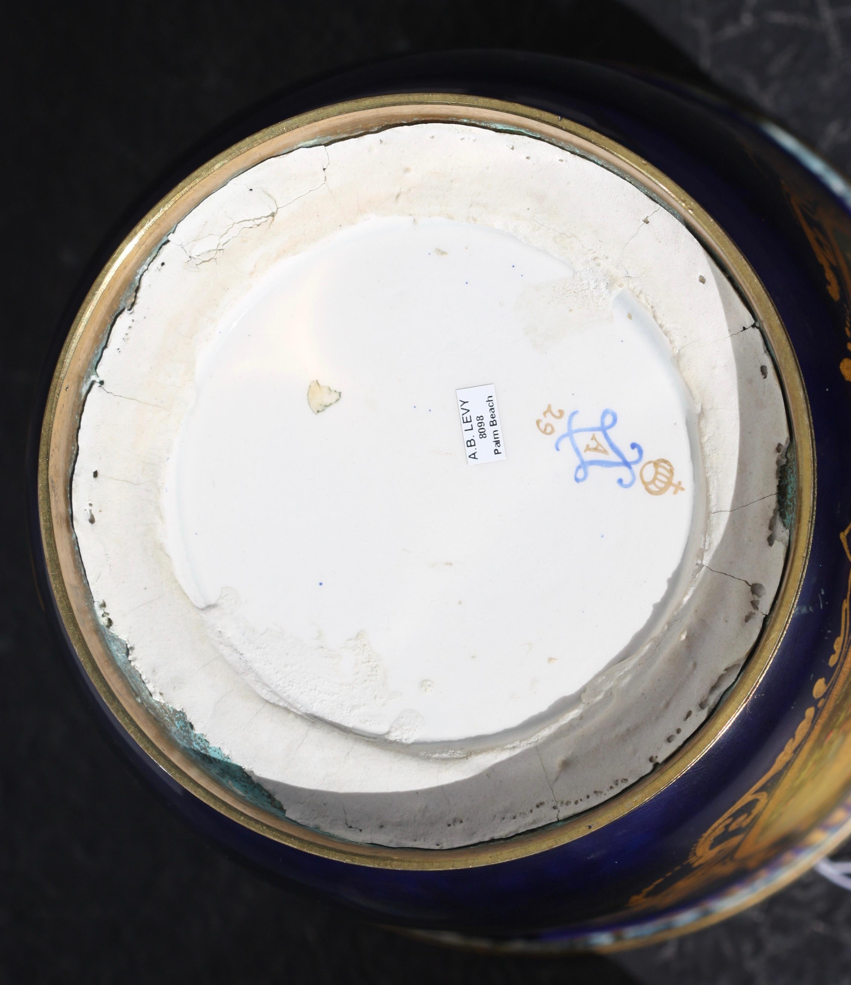 Porcellana Coppia di cache-pot pittorici montati in ormolu di Sevres, XIX secolo in vendita