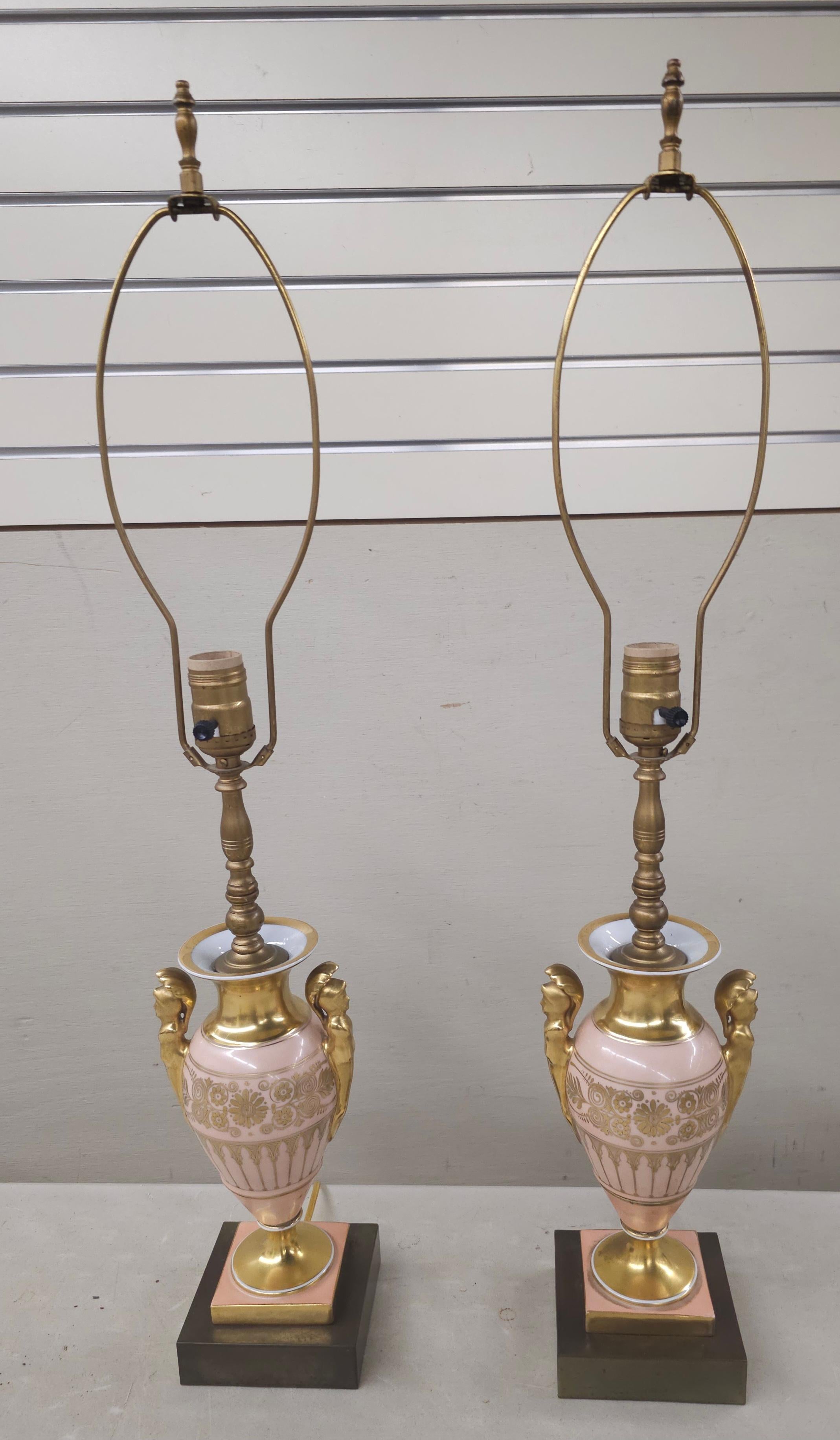 Victorien Paire de vases en porcelaine de type Sèvres montés en lampes en vente
