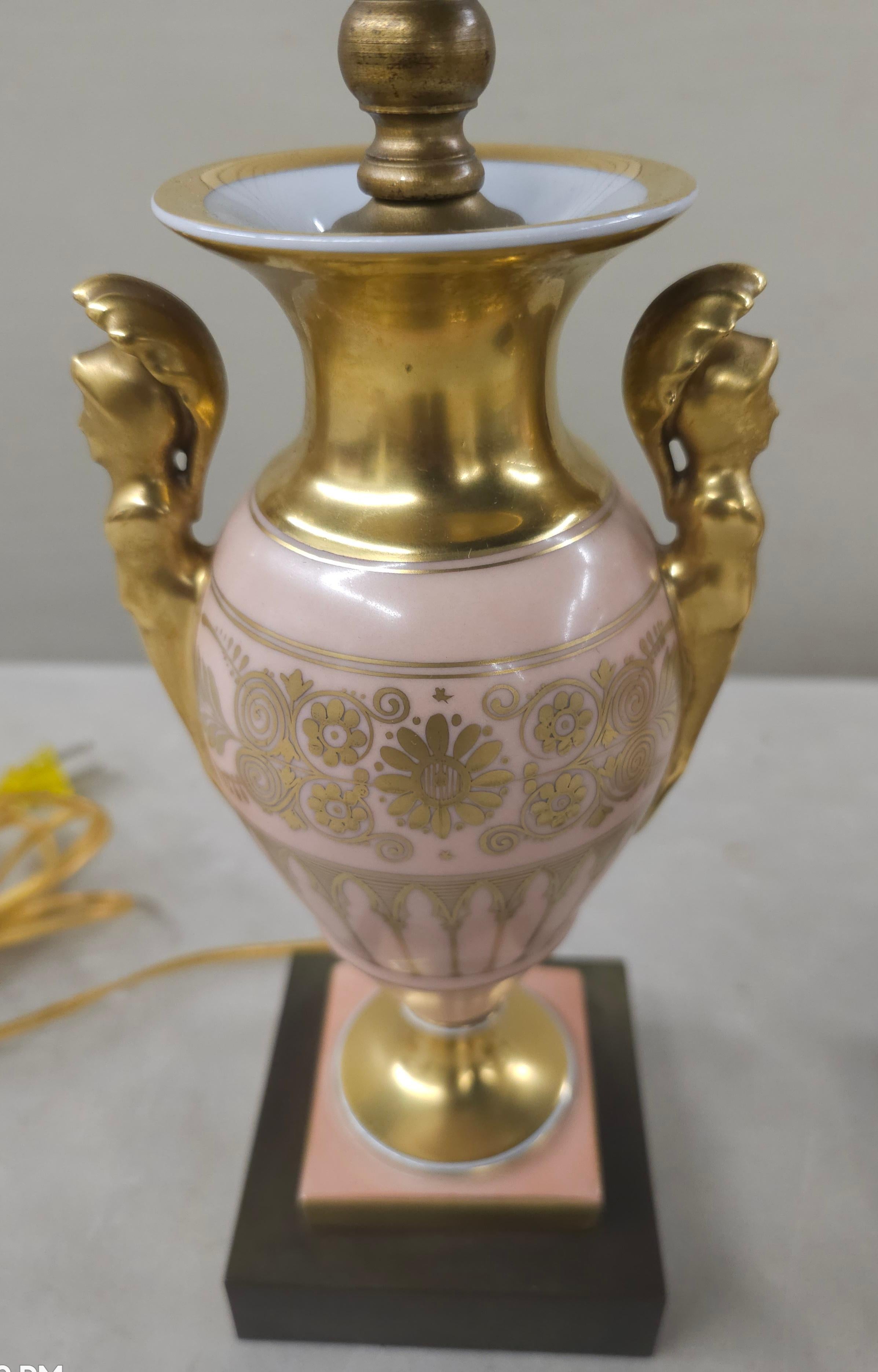 Peint Paire de vases en porcelaine de type Sèvres montés en lampes en vente