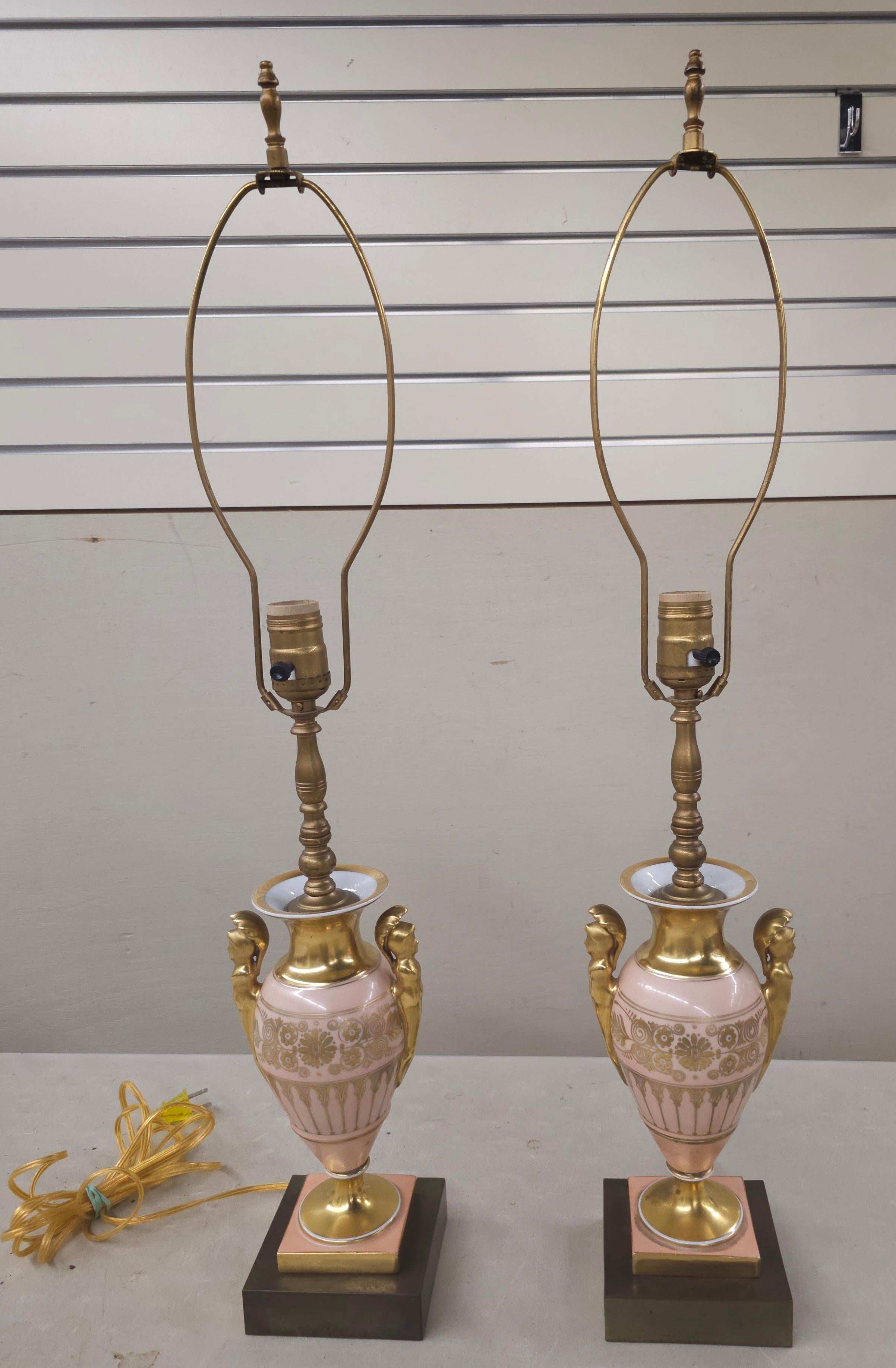 Paire de vases en porcelaine de type Sèvres montés en lampes Bon état - En vente à Germantown, MD