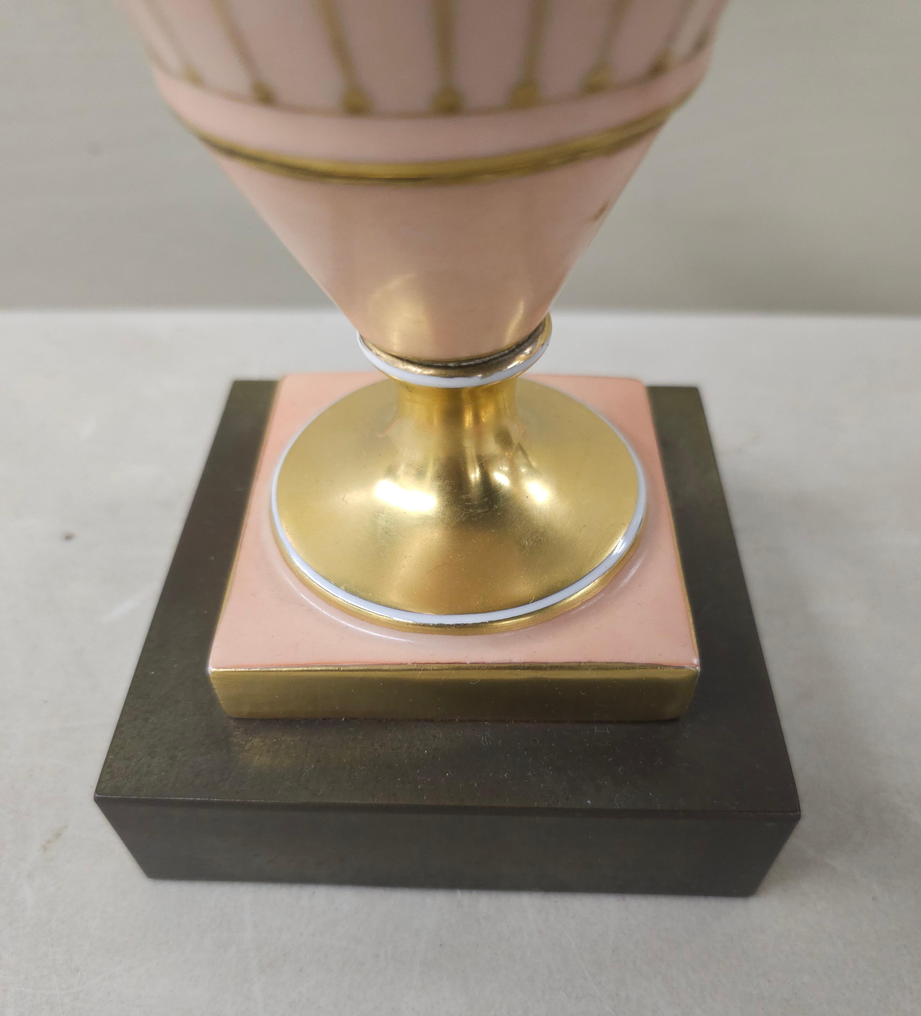 20ième siècle Paire de vases en porcelaine de type Sèvres montés en lampes en vente