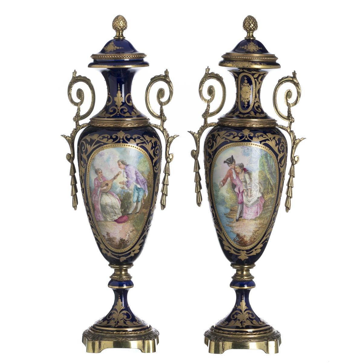 Pair of vases
with cover
In French Porcelain, Sévres, polychrome decoration with figures in the garden, maple in shades of blue and gold.
Signed Height: 49 cm.