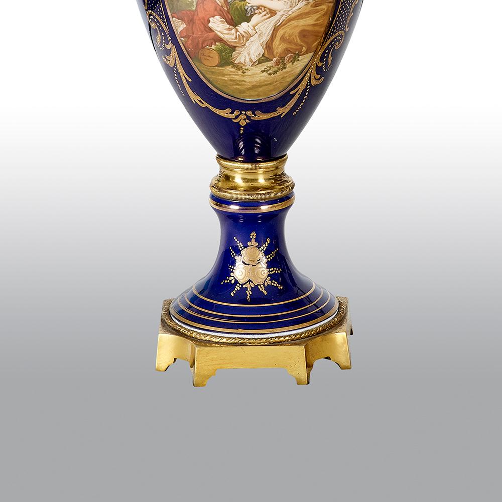 Paar Svres-Vasen mit Bronzebeschlägen und Henkeln an den Seiten (Französisch) im Angebot