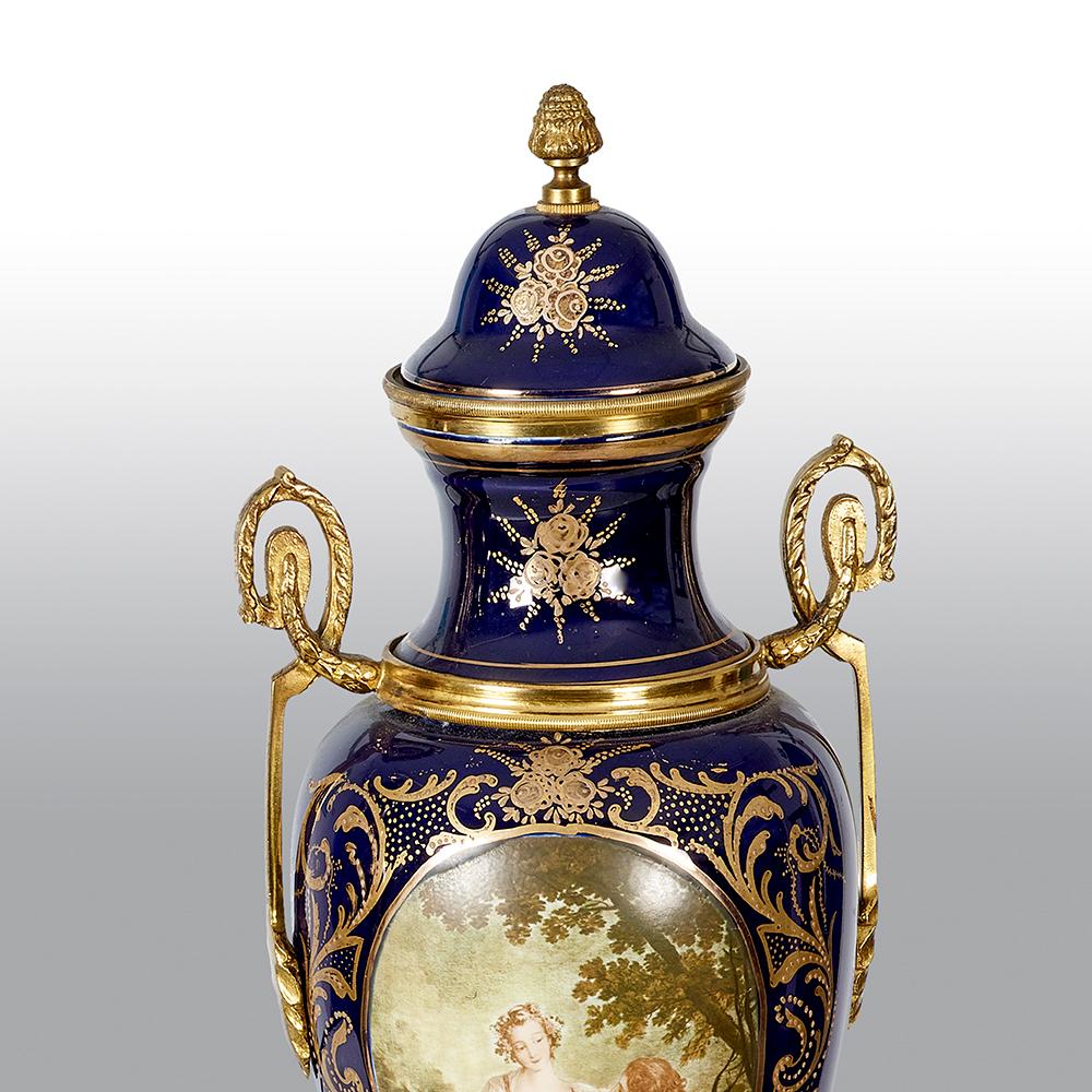 Paar Svres-Vasen mit Bronzebeschlägen und Henkeln an den Seiten (20. Jahrhundert) im Angebot
